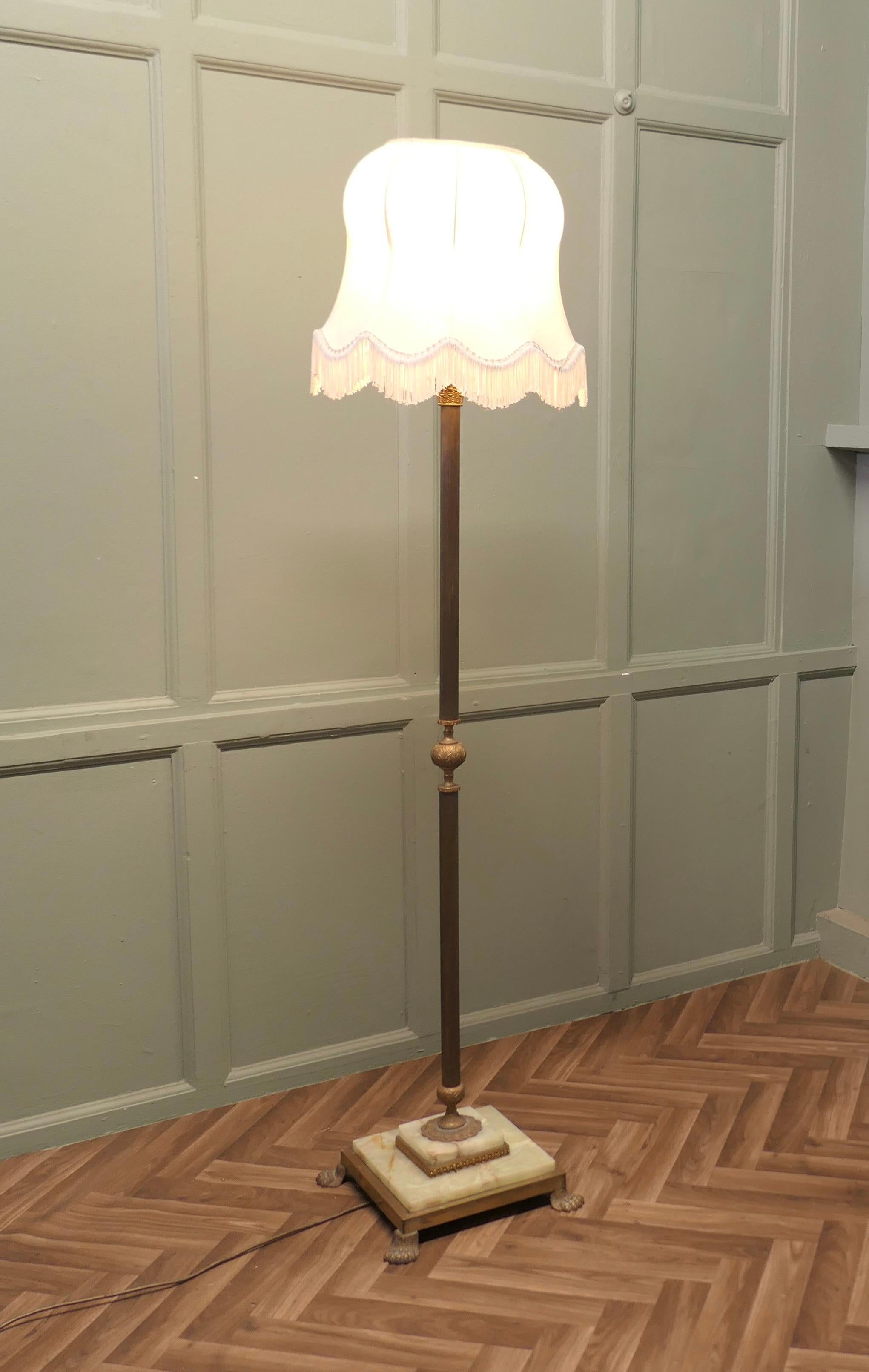 Lampadaire à colonne en laiton et onyx, lampe standard en laiton   

Il s'agit d'une pièce très attrayante, la lampe a une colonne centrale cannelée et une base carrée à gradins reposant sur des pieds en forme de pattes.
 La lampe fonctionne, le