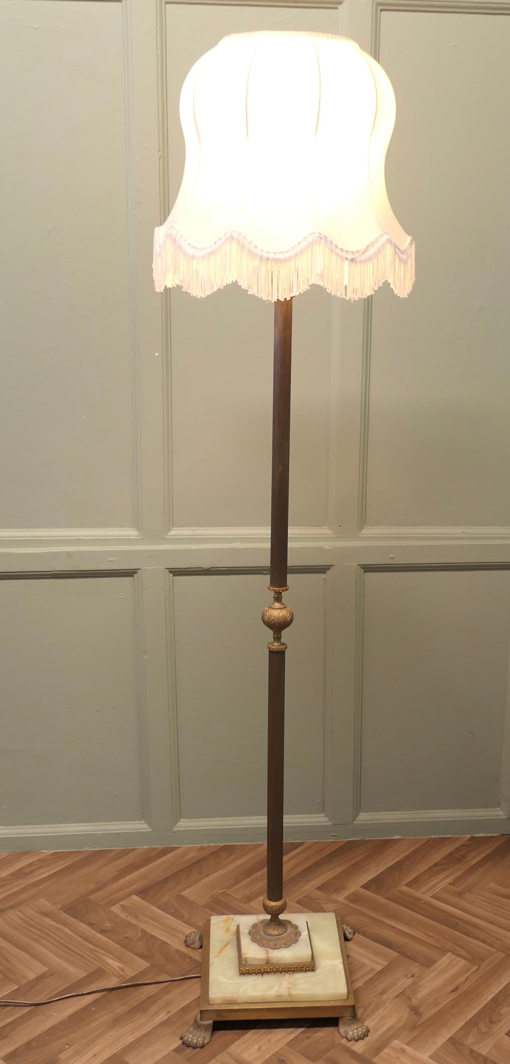 Lampadaire à colonne en laiton et onyx, lampe standard en laiton Bon état - En vente à Godshill, Isle of Wight