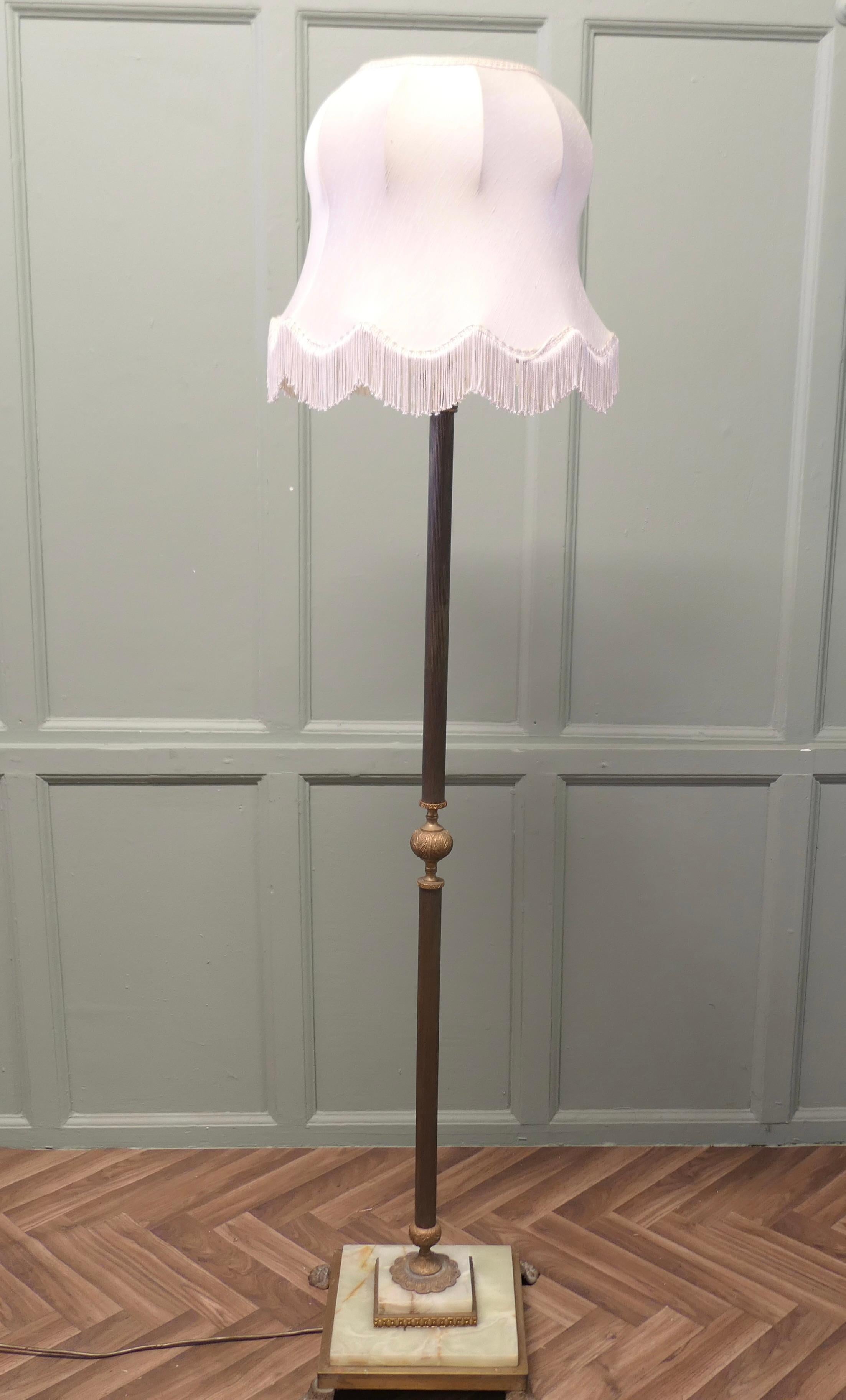 Milieu du XXe siècle Lampadaire à colonne en laiton et onyx, lampe standard en laiton en vente