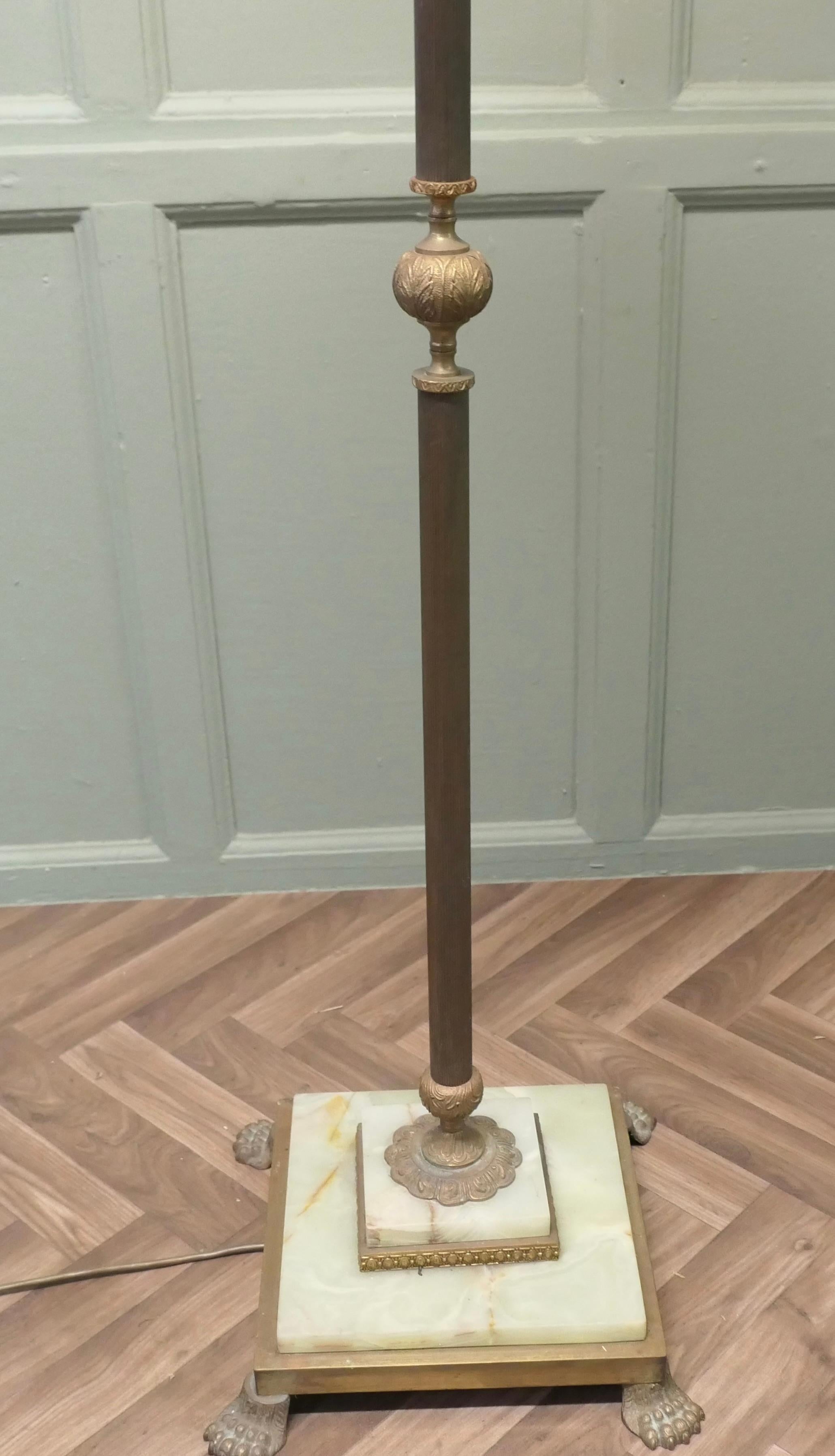 Laiton Lampadaire à colonne en laiton et onyx, lampe standard en laiton en vente