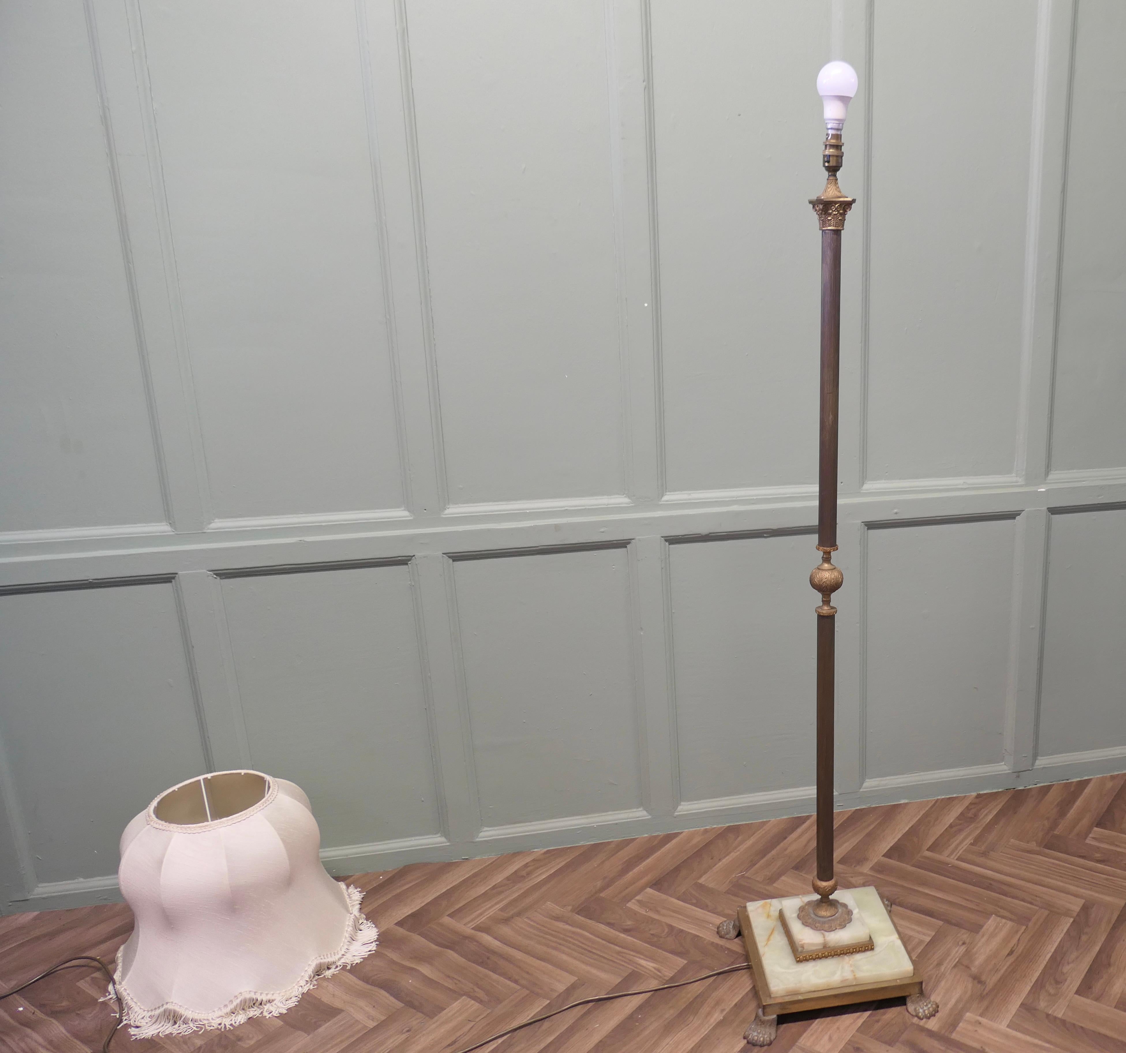 Lampadaire à colonne en laiton et onyx, lampe standard en laiton en vente 1