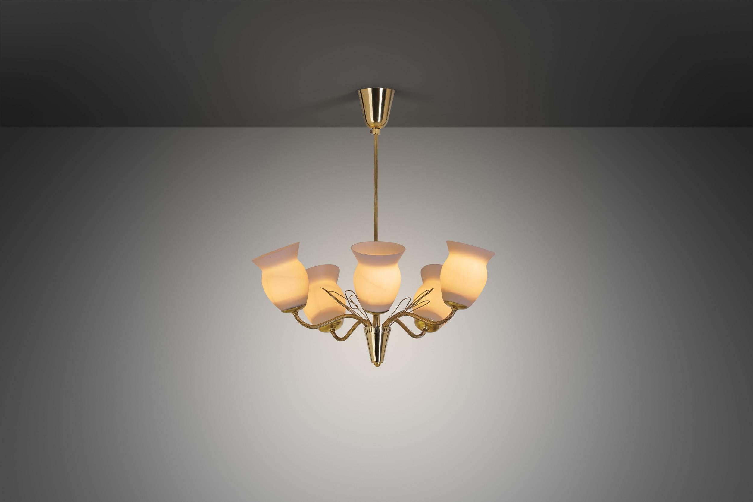 Finnish designers, deservedly referred to as the masters of Nordic lighting, were true pioneers of atmospheric glows and disciplined, functionalist models that were not short of subtle decorative elements. Works from the mid-century period are some