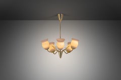 Lampadario in ottone e vetro opalino di Idman Oy, Finlandia Metà del XX secolo