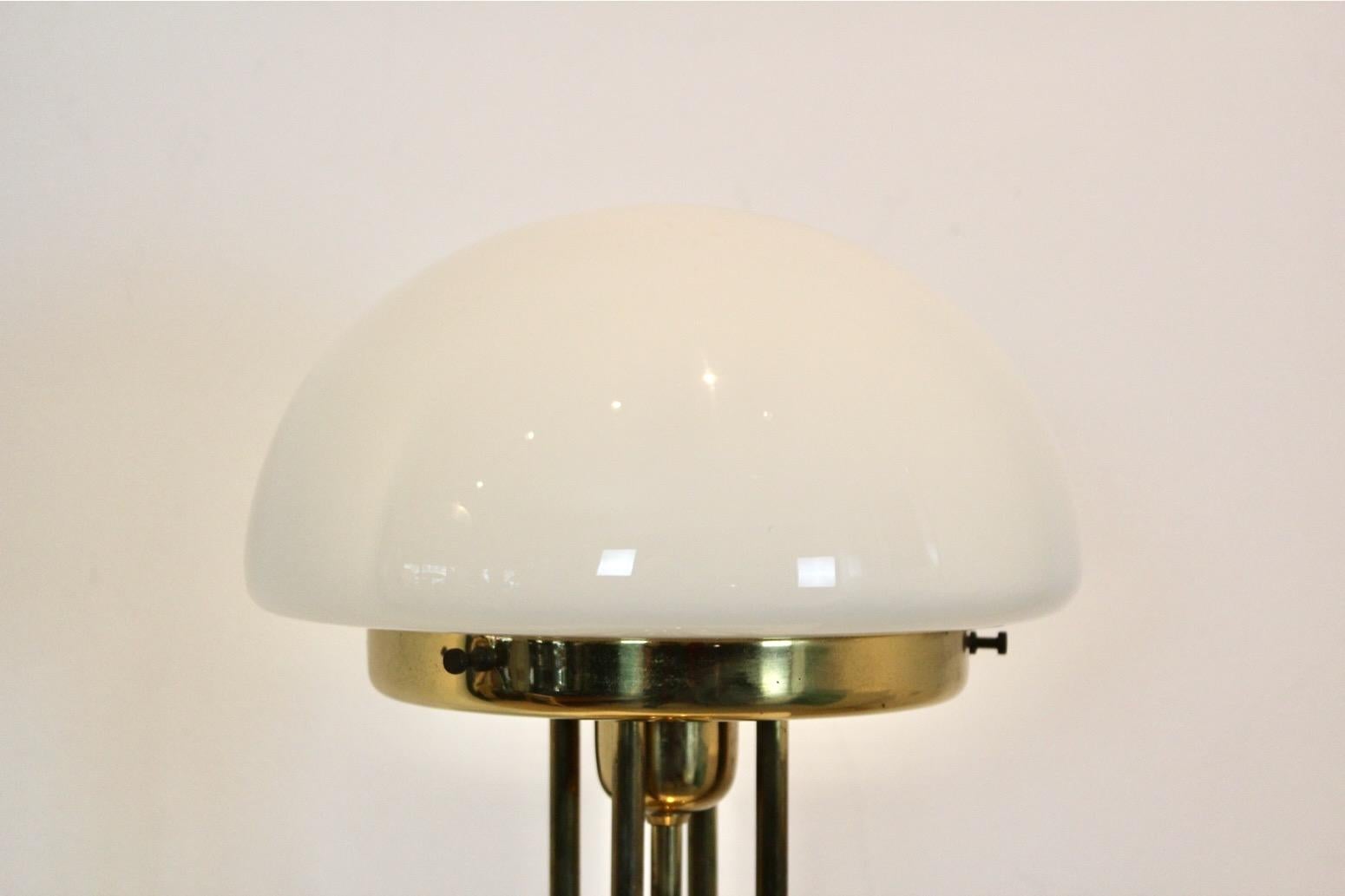 Lámpara de mesa de latón y cristal opalino Holandés en venta