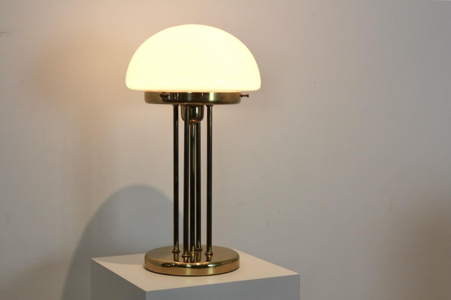 Lámpara de mesa de latón y cristal opalino Latón en venta