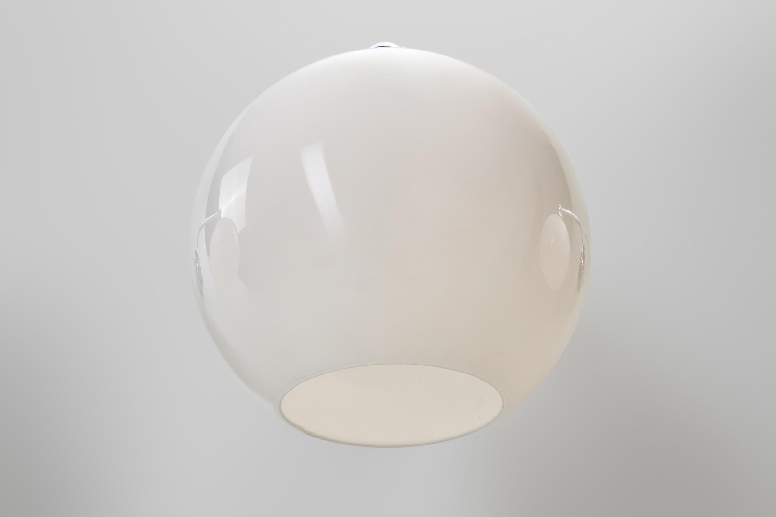 Lampada da parete in ottone e vetro opalino di Paavo Tynell per Taito, Finlandia, anni '30 in vendita 6