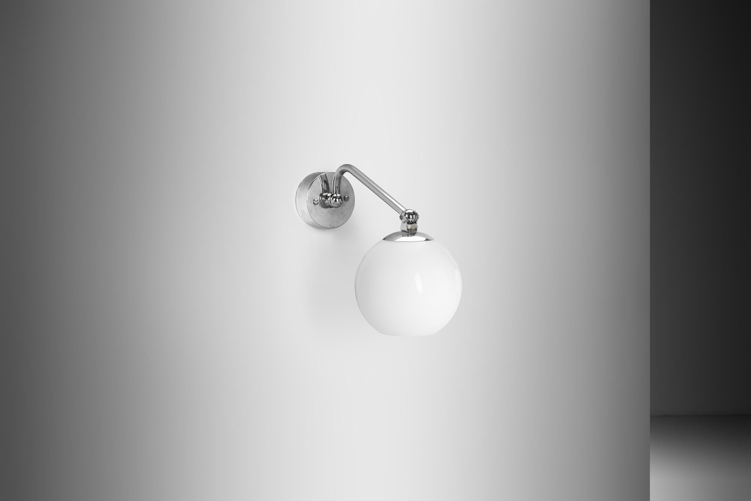 Mid-Century moderno Lampada da parete in ottone e vetro opalino di Paavo Tynell per Taito, Finlandia, anni '30 in vendita