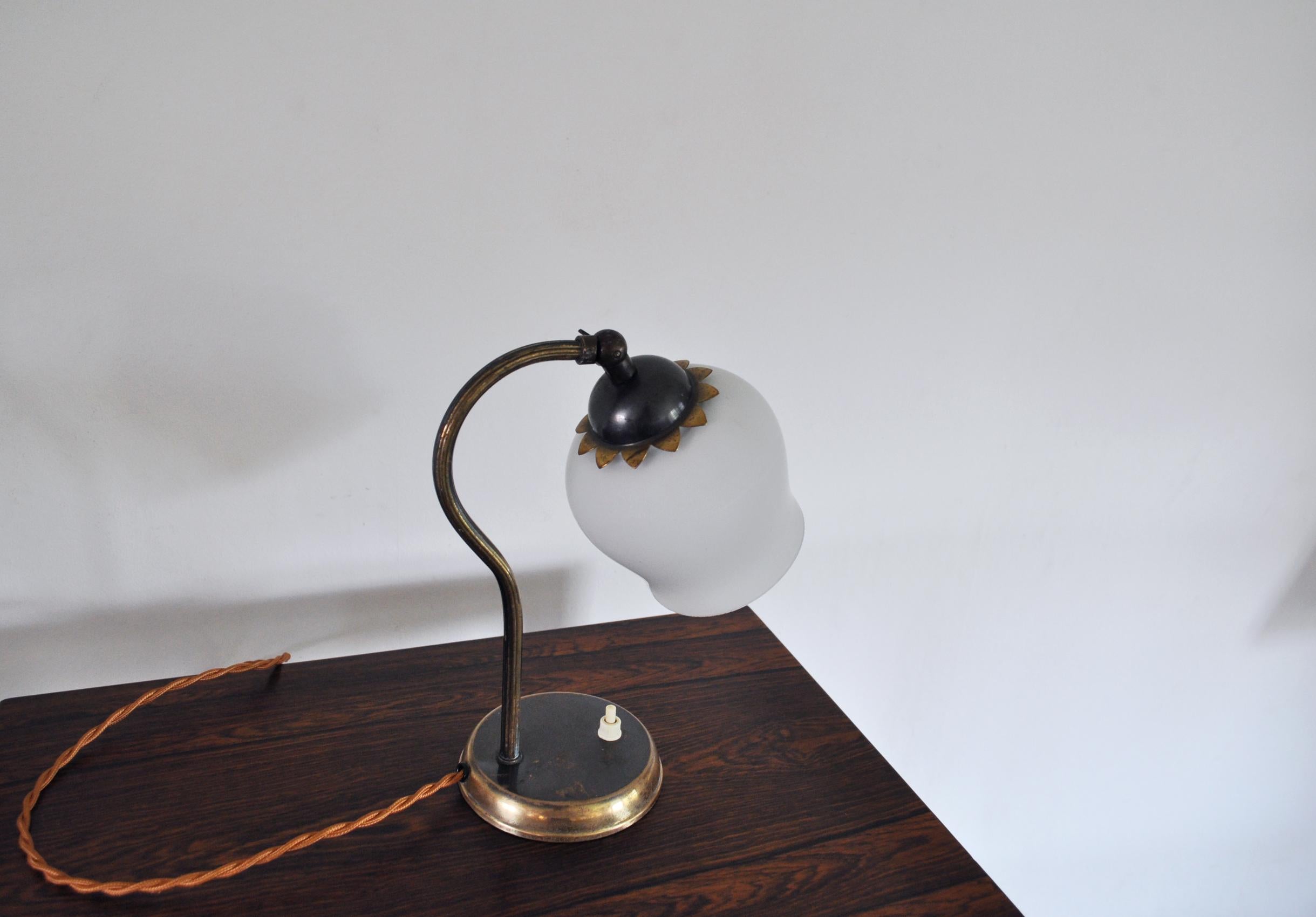 Brass and Opaline Glass Art Deco Table Lamp, Scandinavia, 1930s In Good Condition For Sale In Vordingborg, DK