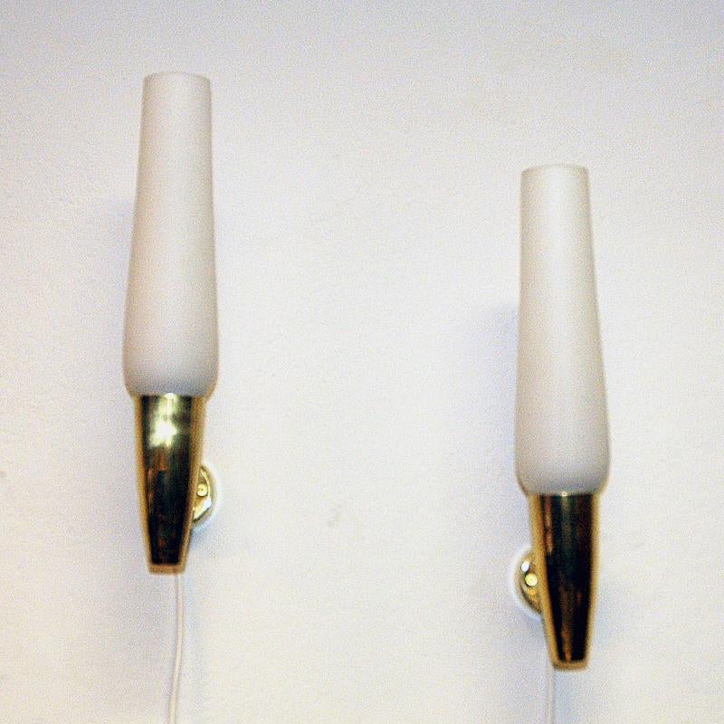 Suédois Paire d'appliques en forme de cylindre en laiton et verre opalin par ASEA - Suède années 1950 en vente