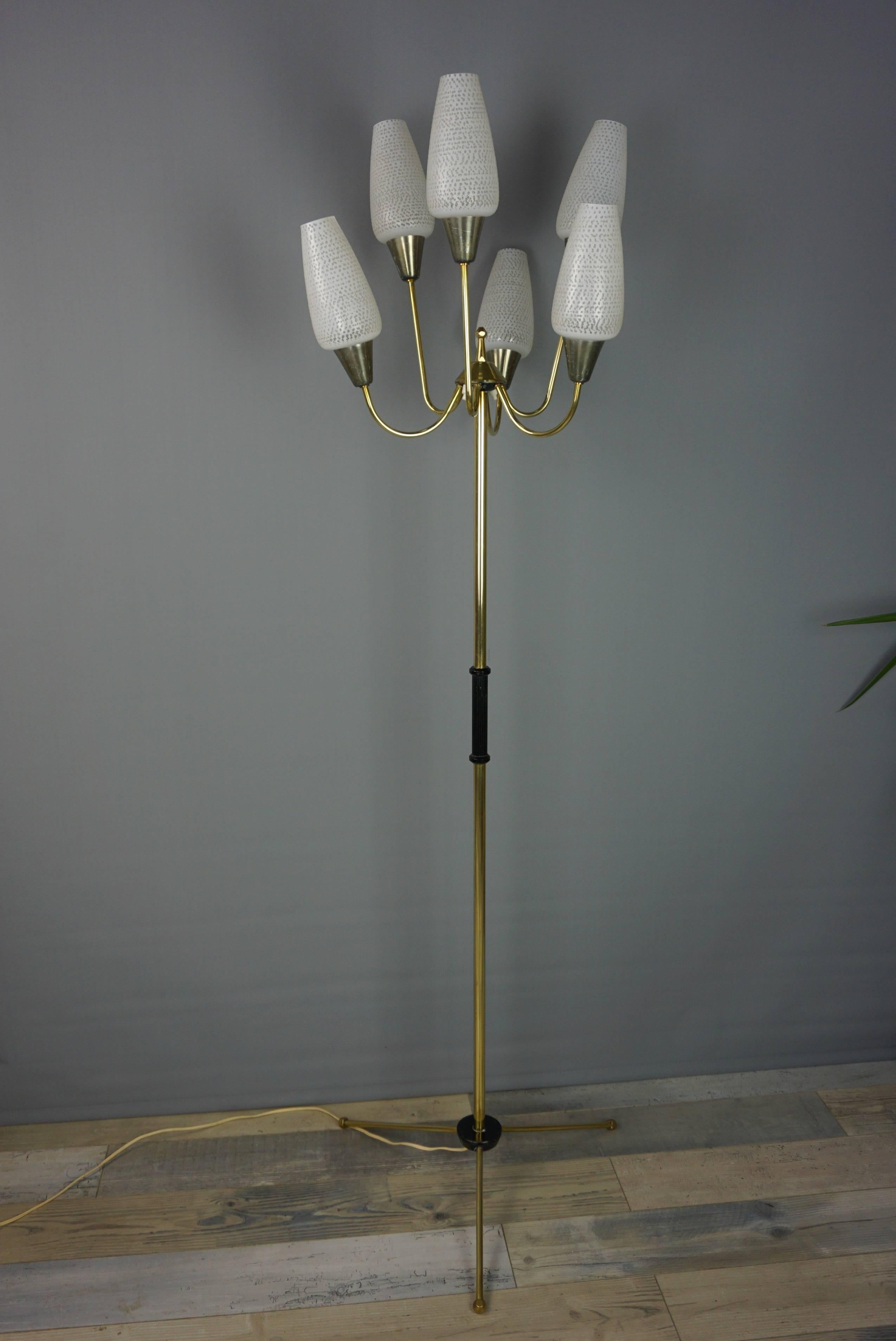 Vintage tripod floor lamp with six tulips in opaline with a frosted glass droplet effect from the 1950s with several intensities of illumination. Sculptural and precious, all in very good state of conservation (without scratches or damages)!