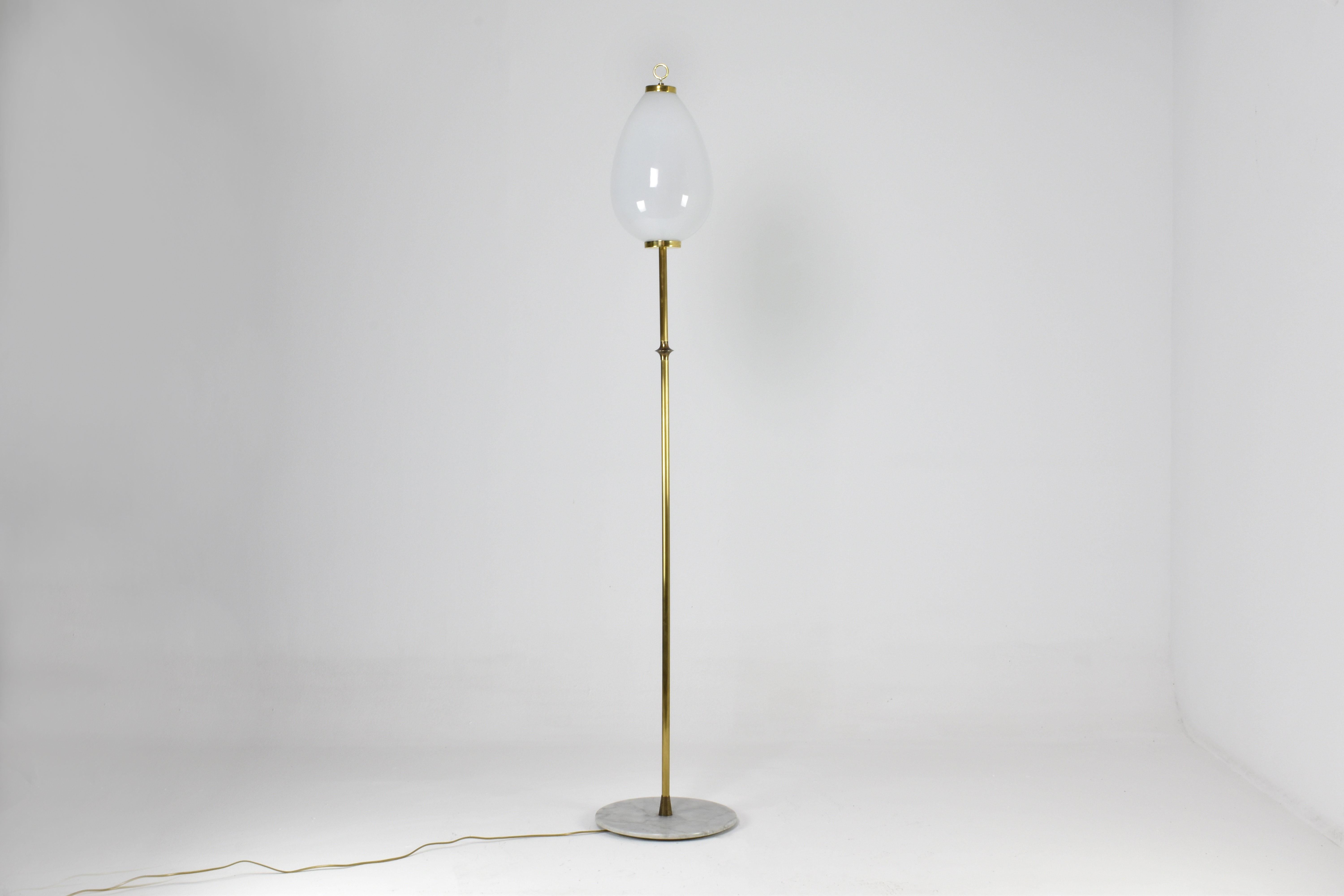 Con la sua silhouette allungata e il paralume in vetro a goccia, questa lampada da terra di Jonathan Amar Studio rappresenta un poetico equilibrio tra scultura e funzionalità. Interamente realizzato a mano in Marocco, il design riunisce tre