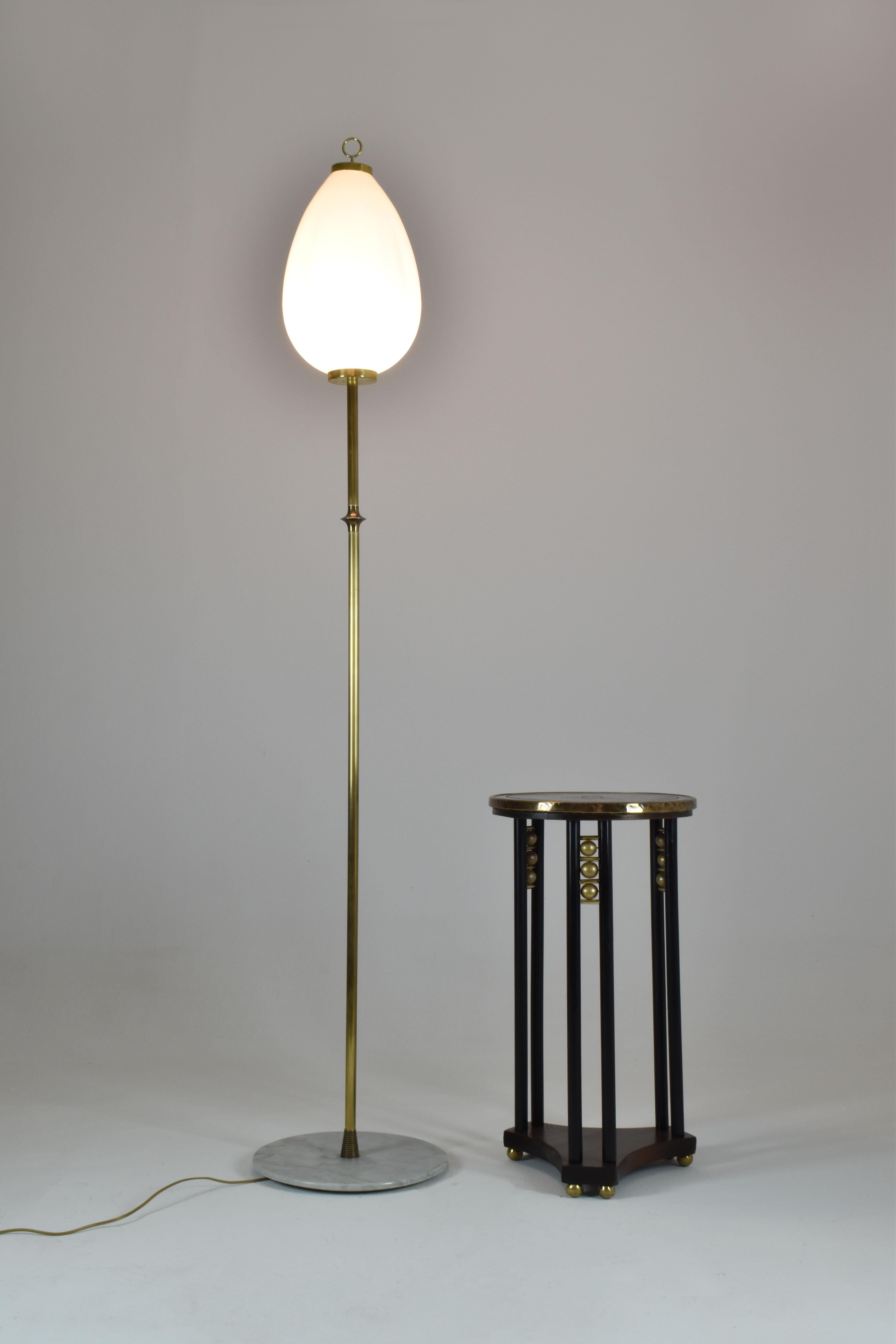 Moderno Lampada da terra in ottone e vetro opalino con base in marmo, Jonathan Amar Studio in vendita