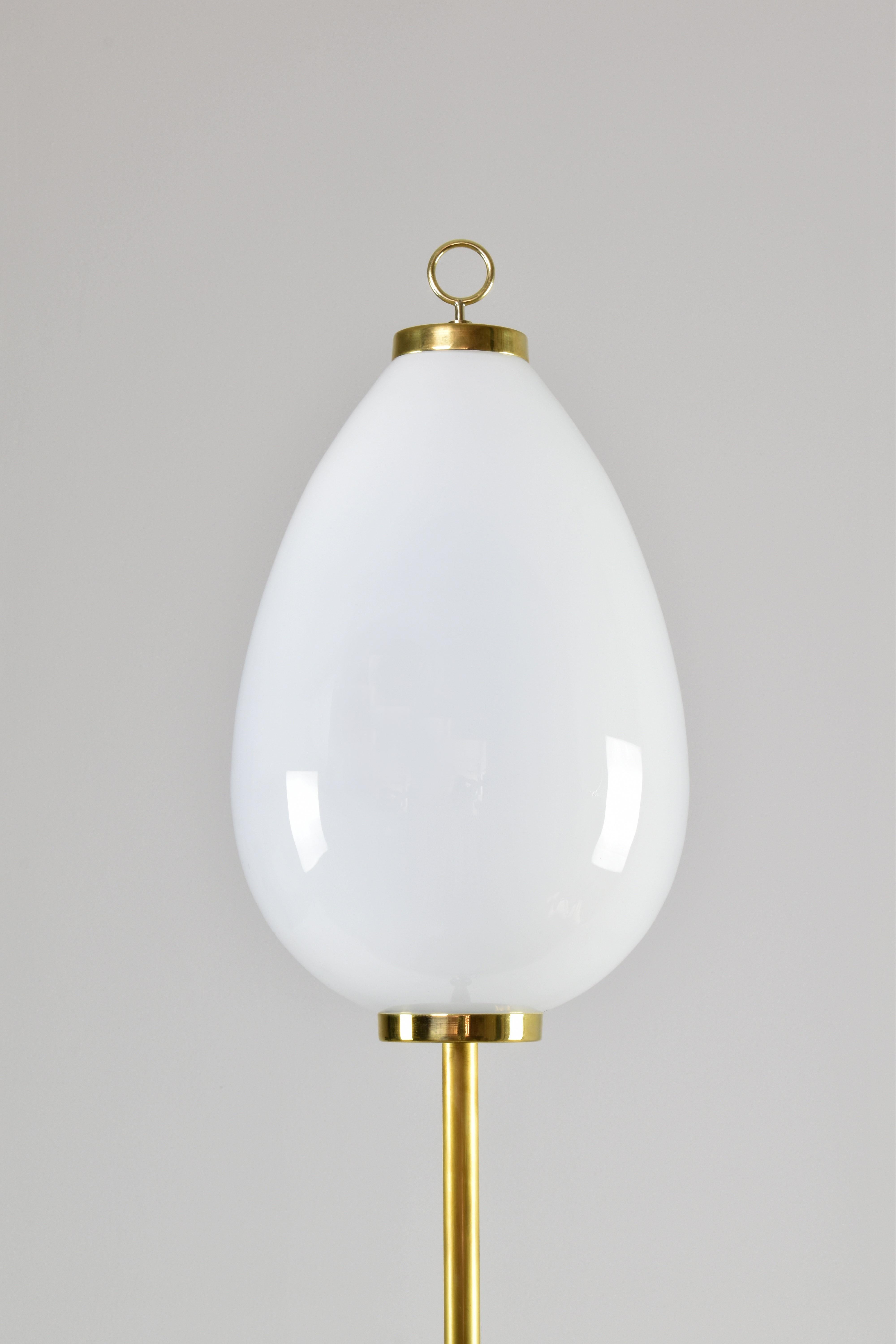 Marocchino Lampada da terra in ottone e vetro opalino con base in marmo, Jonathan Amar Studio in vendita