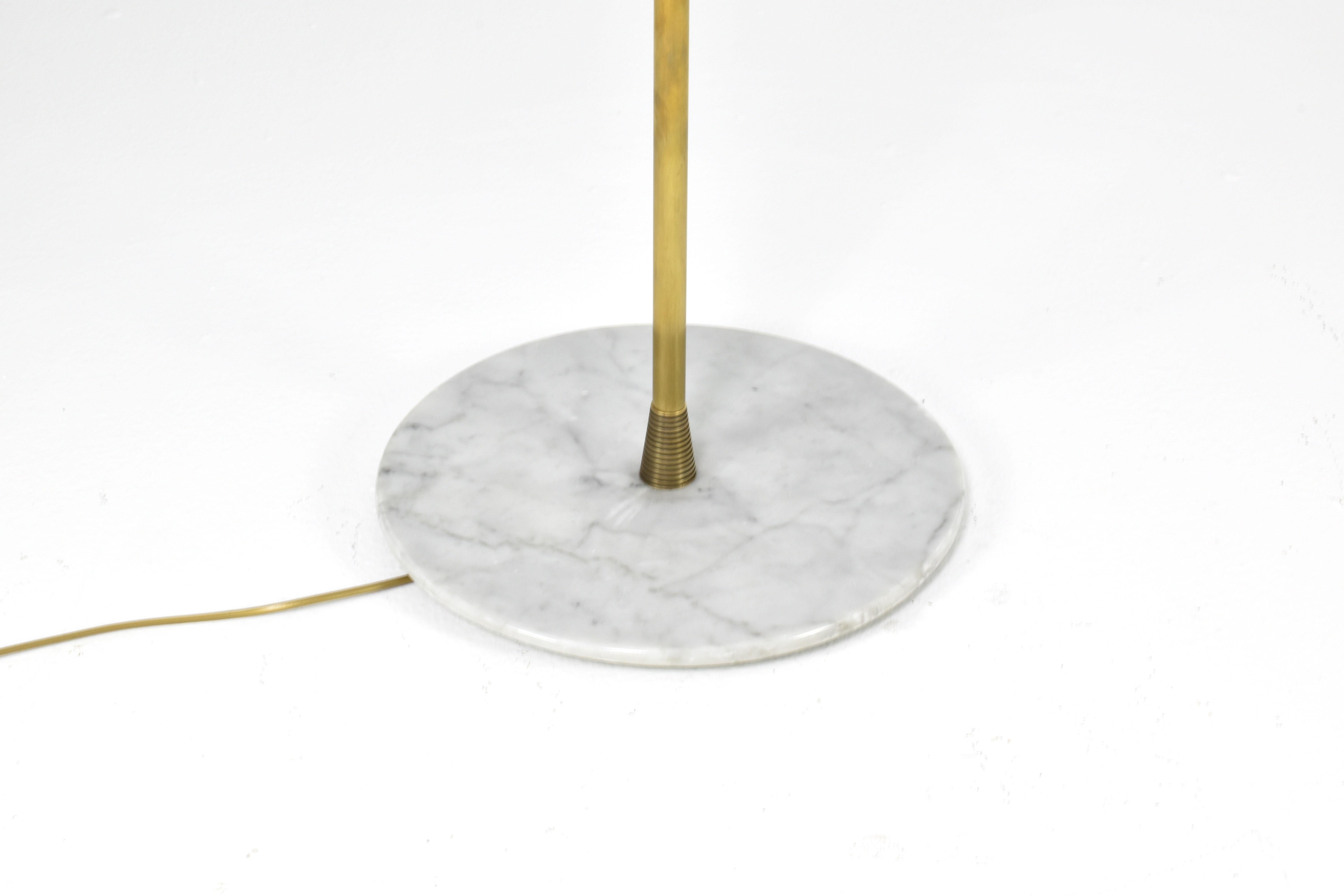 Ottone Lampada da terra in ottone e vetro opalino con base in marmo, Jonathan Amar Studio in vendita