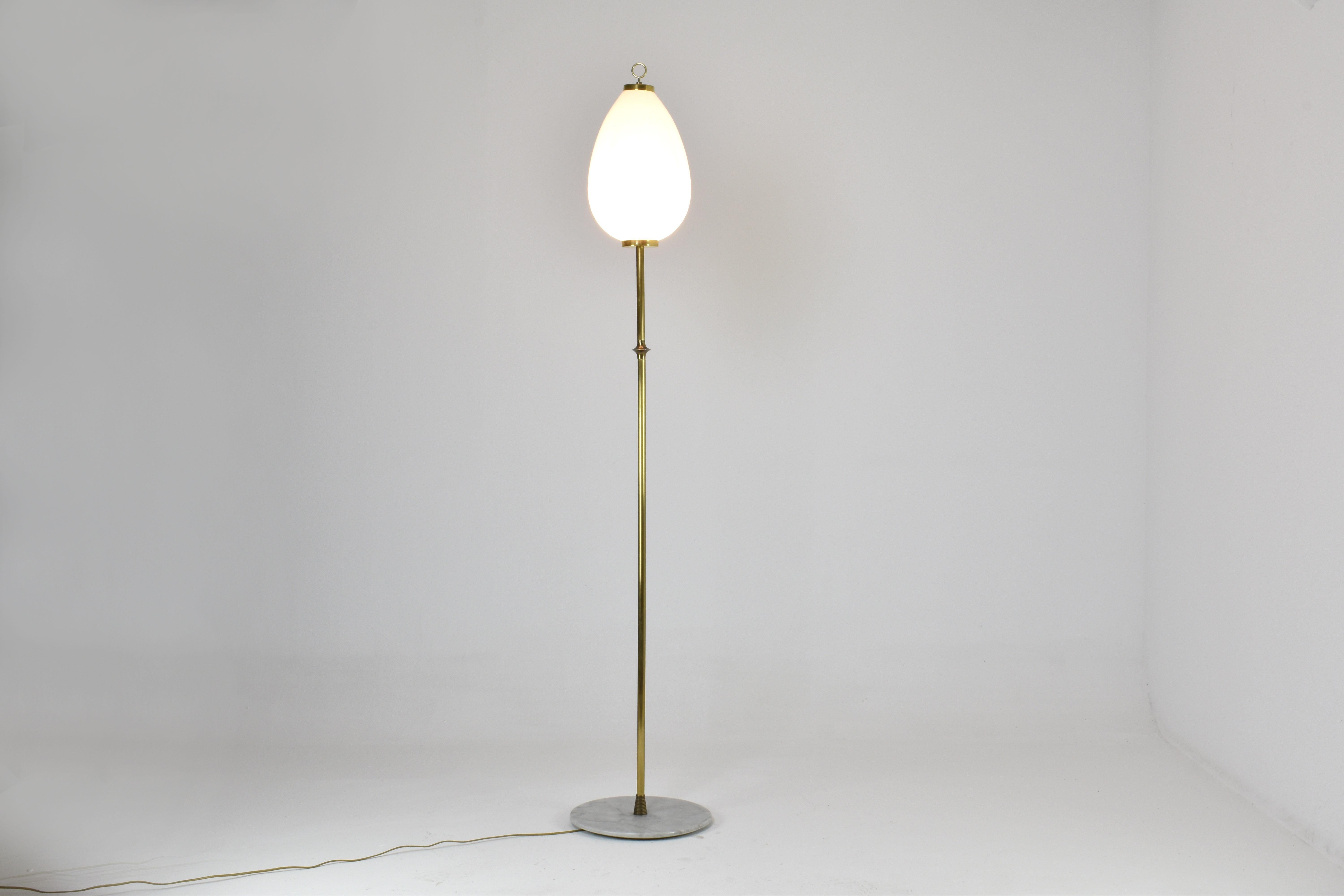 Lampada da terra in ottone e vetro opalino con base in marmo, Jonathan Amar Studio in vendita 1