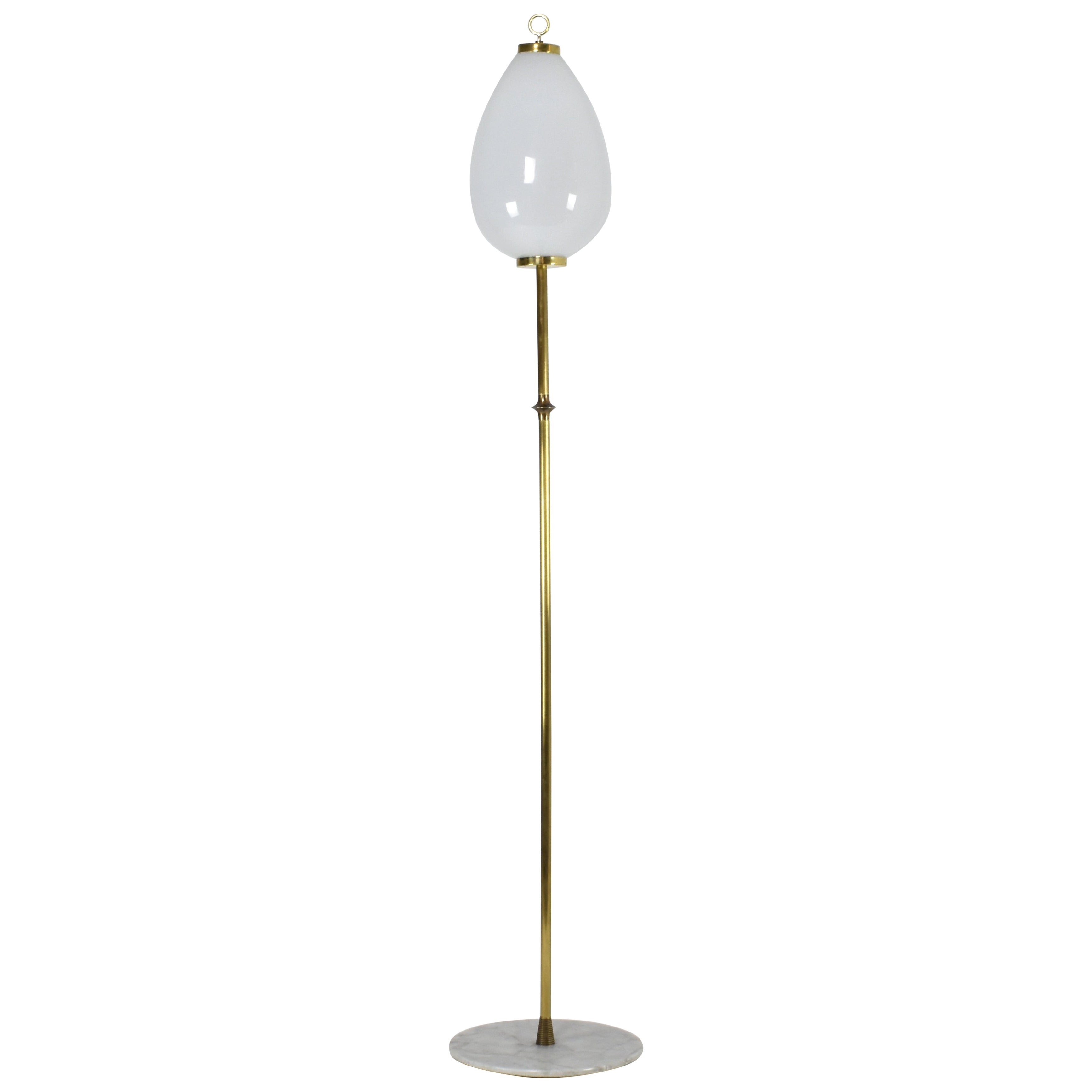 Lampada da terra in ottone e vetro opalino con base in marmo, Jonathan Amar Studio in vendita