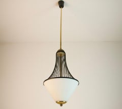 Lampada a sospensione in ottone e vetro opalino, attribuita ad Arredoluce, anni '50, Italia