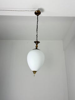 Lampada a sospensione in ottone e vetro opalino attribuita a Luigi Caccia Dominioni, anni '60