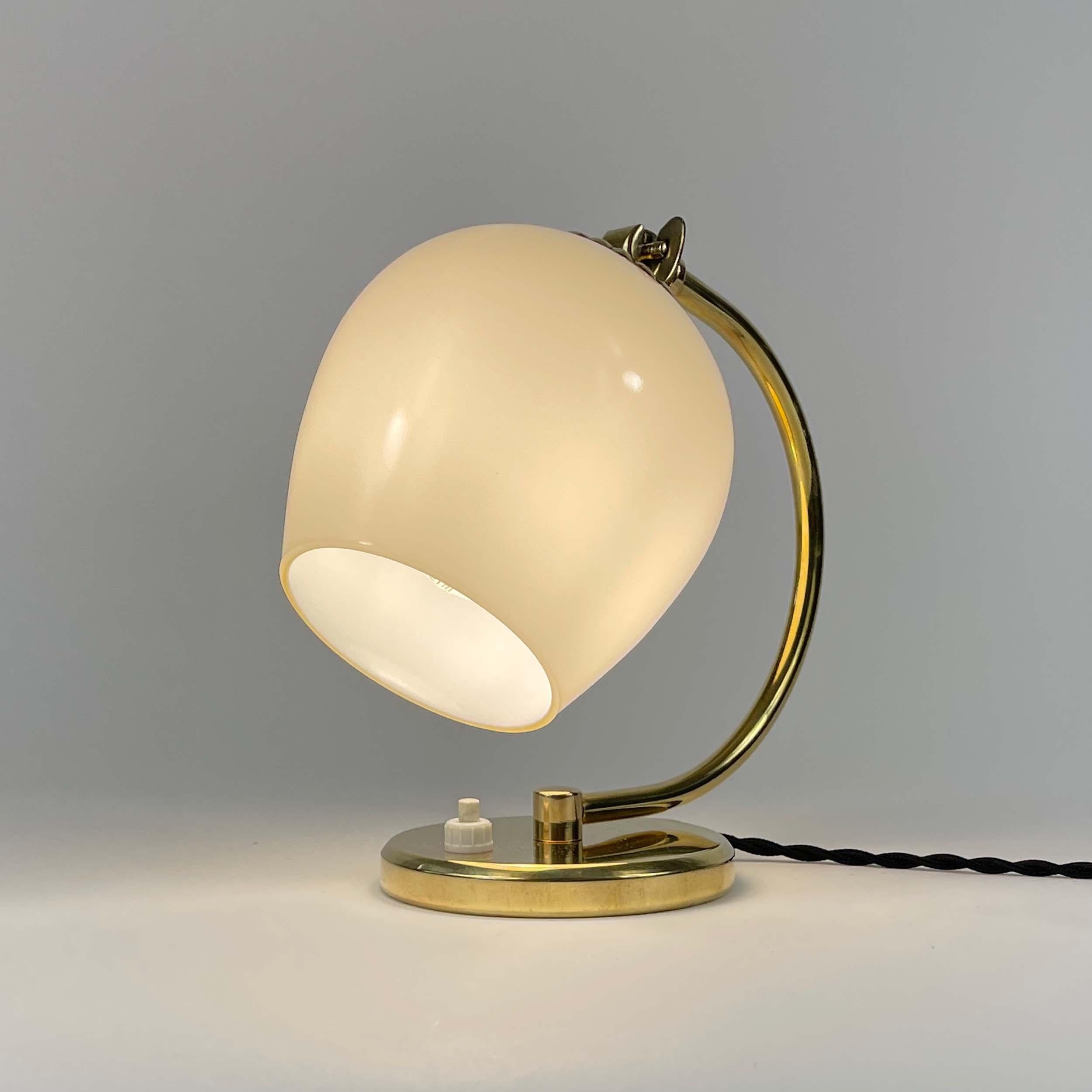 Brass and Opaline Glass Table Lamp, Finland 1950s In Good Condition For Sale In NUEMBRECHT, NRW