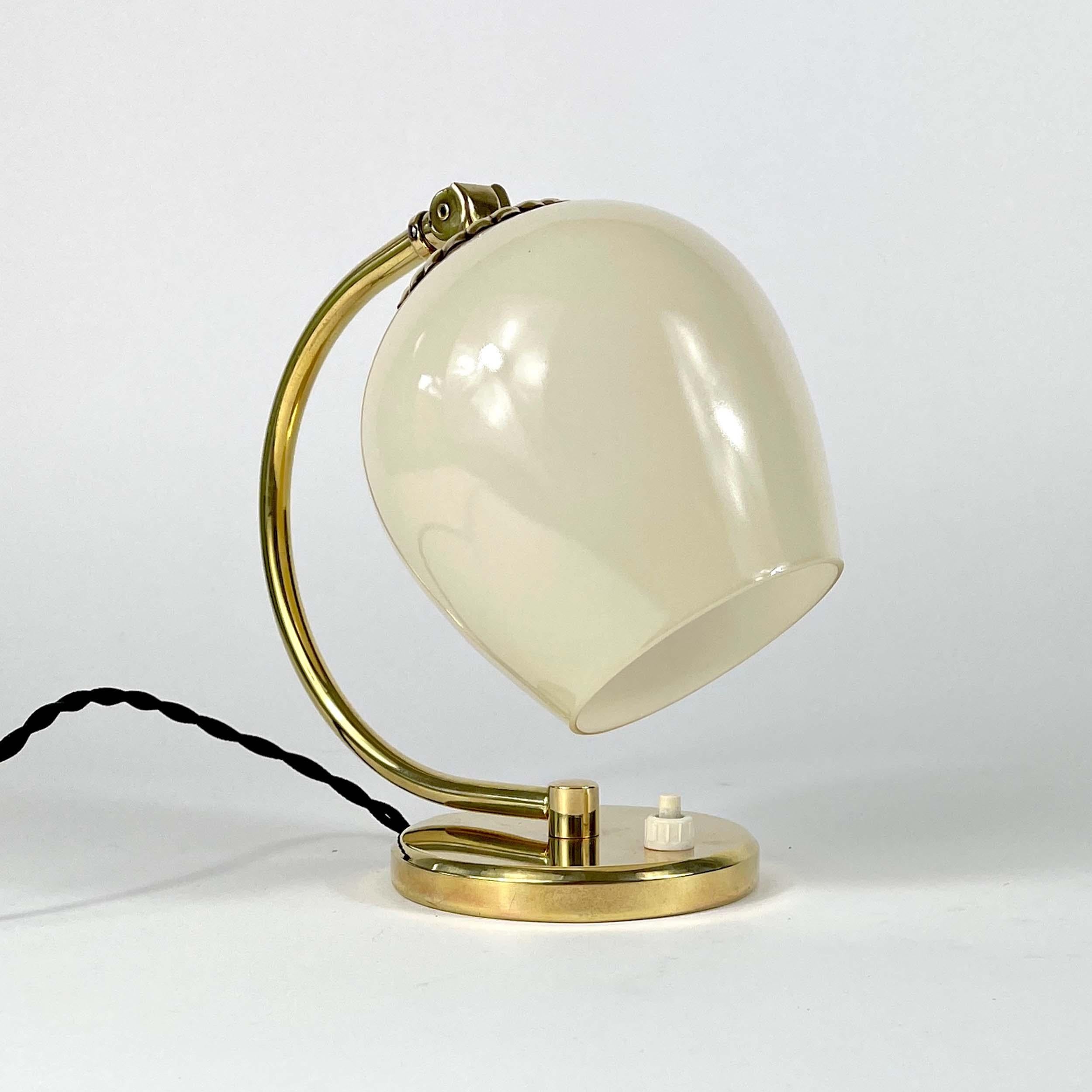 Laiton Lampe de table en laiton et verre opalin, Finlande, années 1950 en vente