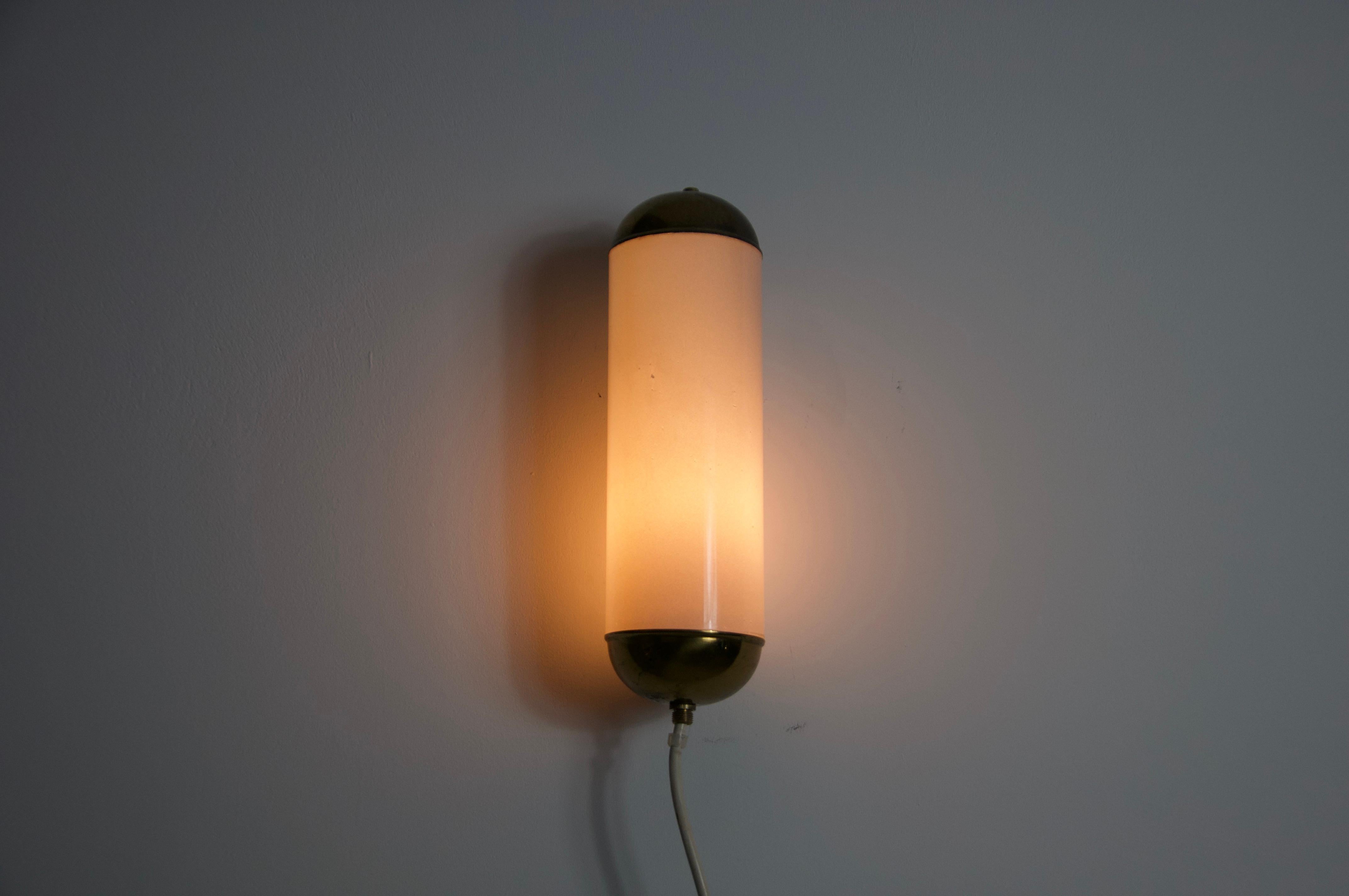 Brass and Opaline Glass Wall Lamp by Glashütte Limburg, 1960s In Good Condition For Sale In Hagenbach, DE