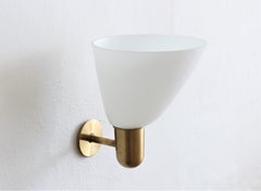 Lampe murale en laiton et verre opalin de Kaj Gottlob pour Fog & Morup:: Danemark:: 1953