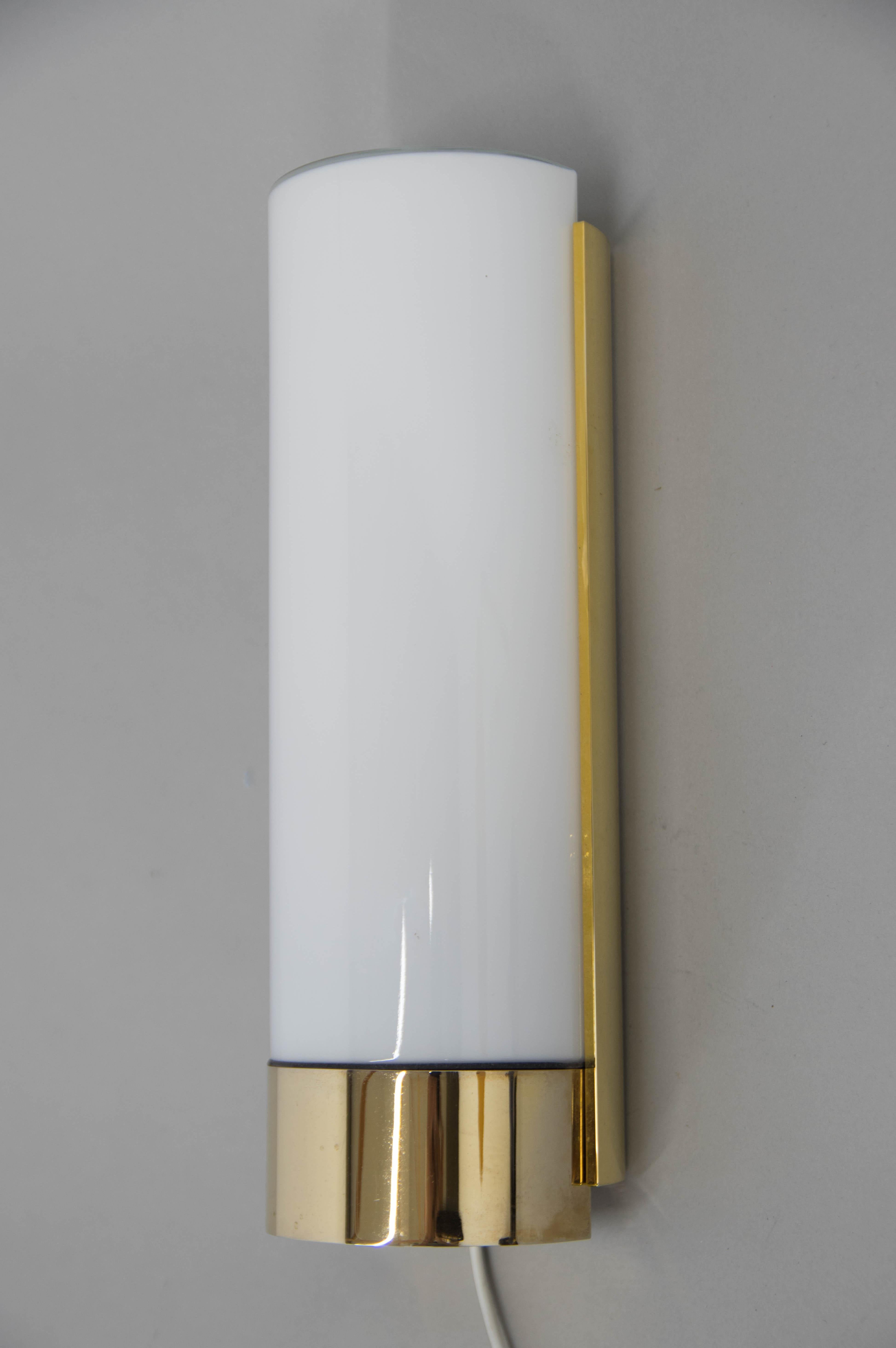 Brass base with minimum age patina, polished.
Opaline glass in perfect condition.
Very good original condition.
1x100W, E25-E27 Bulb.
US wiring compatible.