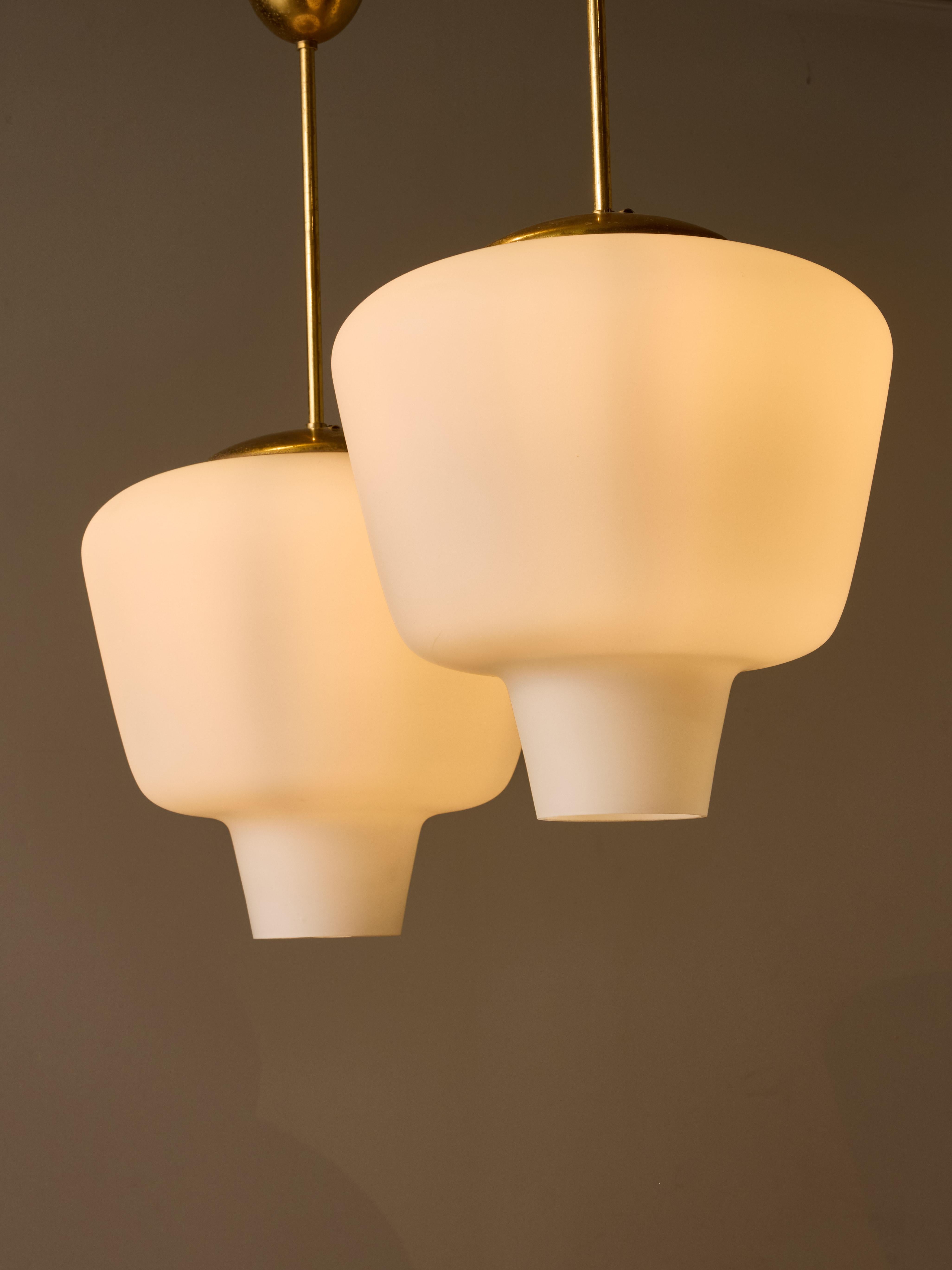 Dos impresionantes suspensiones diseñadas por el maestro sueco Hans-Agne Jakobsson presentan herrajes de latón sin lacar y una gran pantalla de cristal opalino con un diseño único.
Cada suspensión proporciona una fuente de luz y se vende por