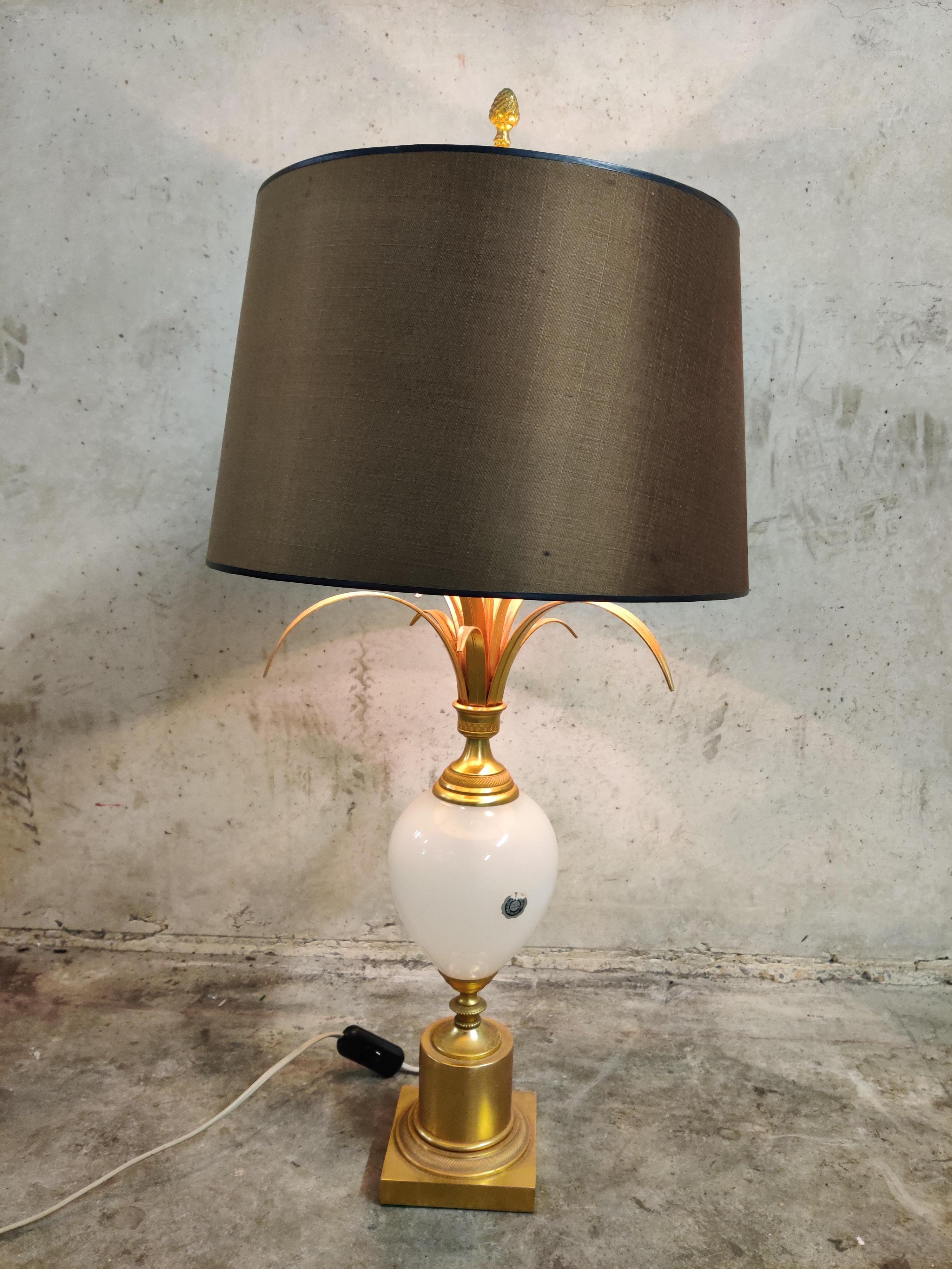 Lampe de table à feuilles d'ananas par Boulanger attribuée à la Maison Charles, modèle rare avec un globe opalin.

Cette lampe de style Régence, également connue sous le nom de 