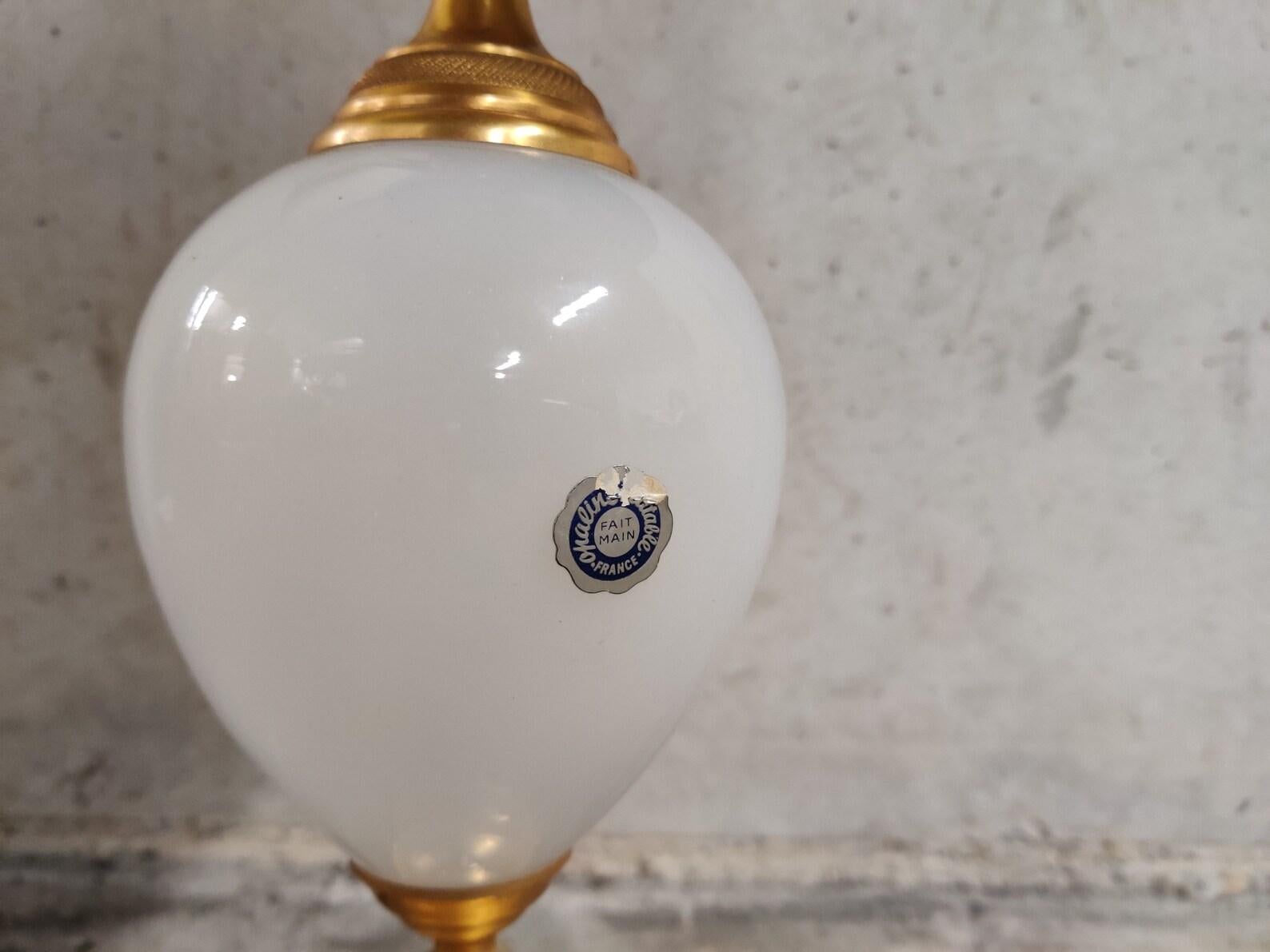Pineapple leaf table lamp by Boulanger attributed to Maison Charles, rare model with an opaline globe.

This regency style lamp is also known as 'lampe vase' and is an attractive design from the 1960s.

The three-light point lamp is made from brass