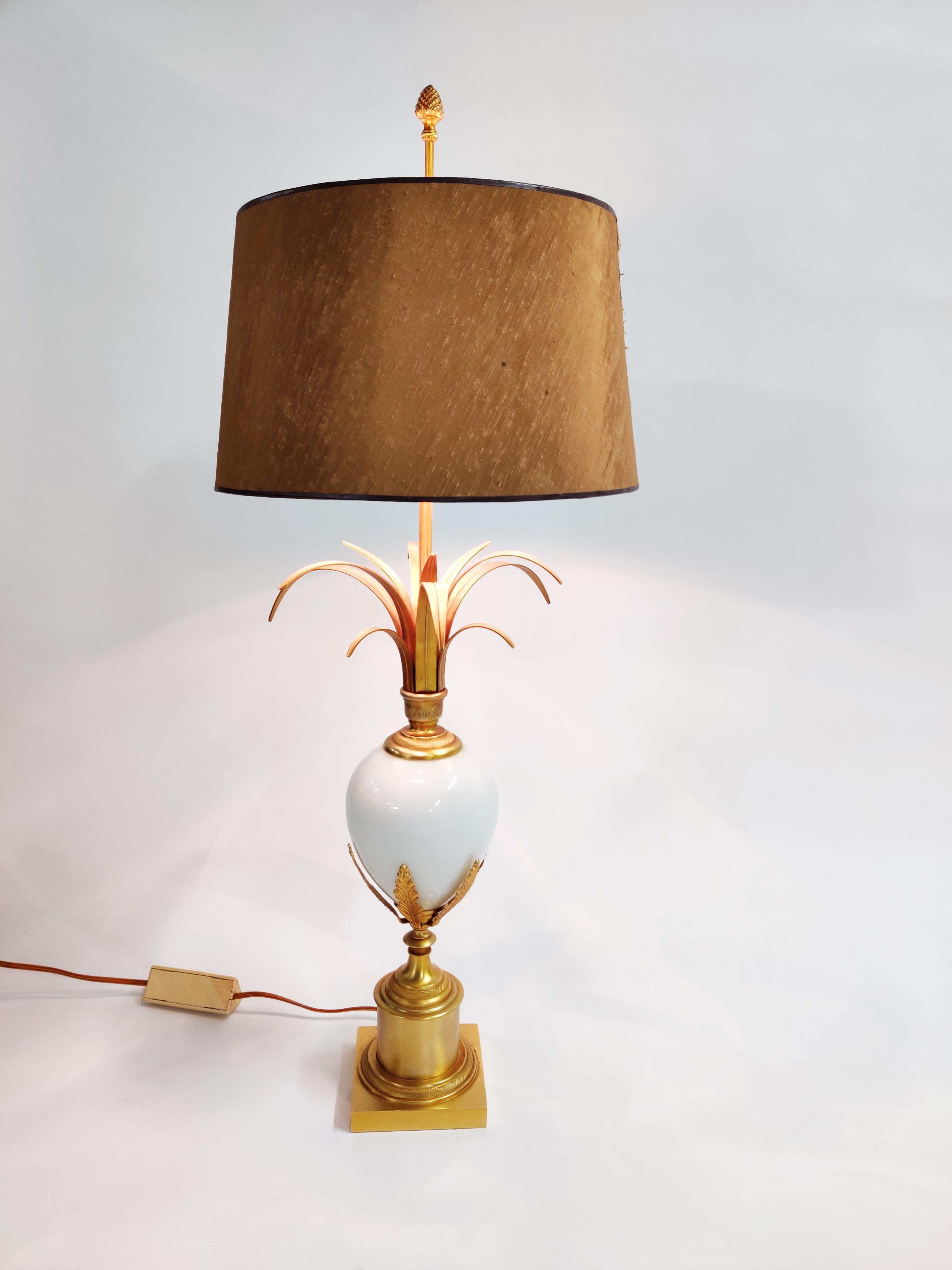 Pineapple leaf table lamp by Boulanger attributed to maison charles, rare model with an opaline globe.

This regency style lamp is also known as 'lampe vase' and is an attractive design from the 1960s.

The three-light point lamp is made from