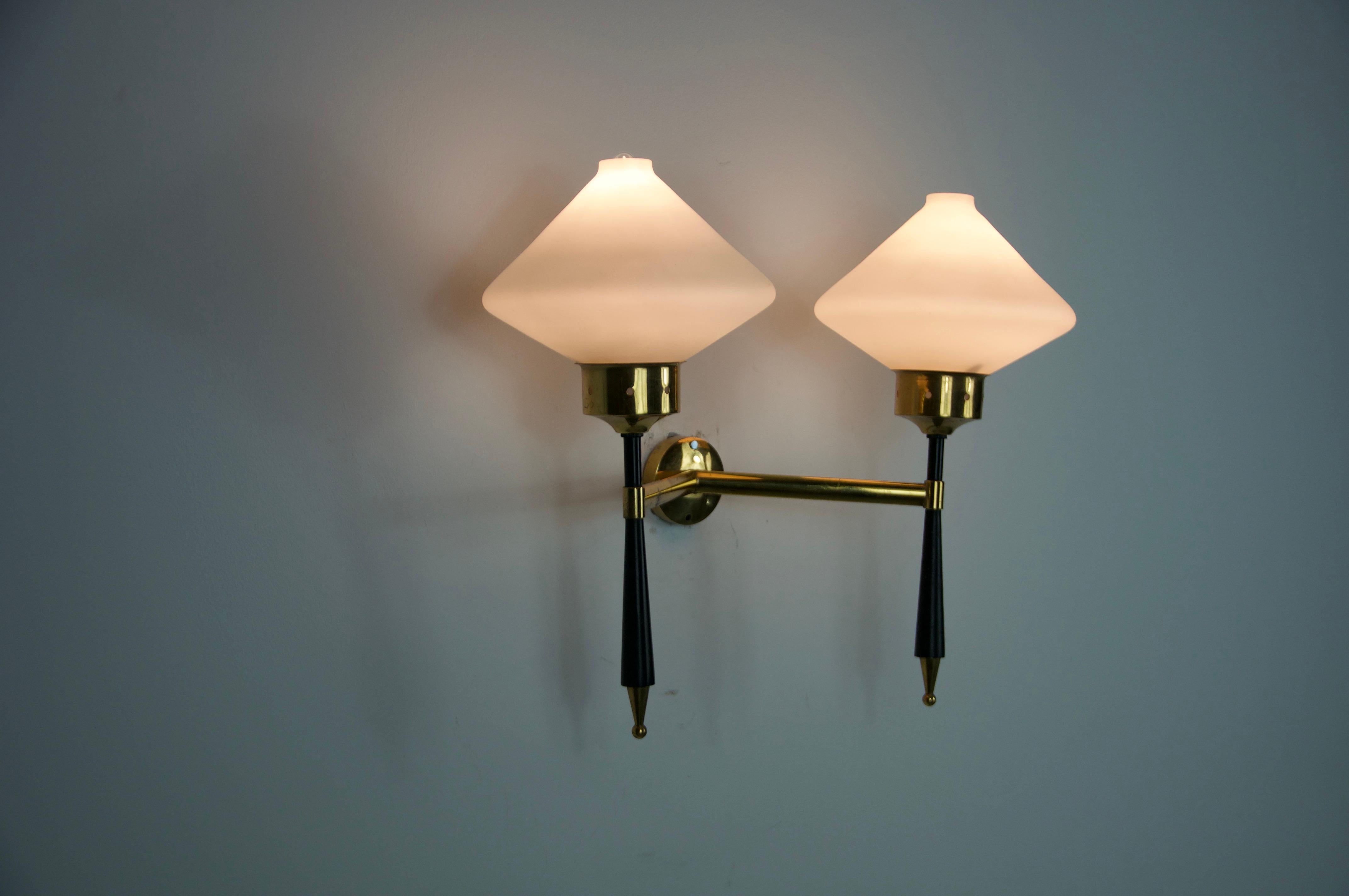 Lampada da parete in ottone e opalina di Stilnovo, Italia, anni '60 in vendita 3