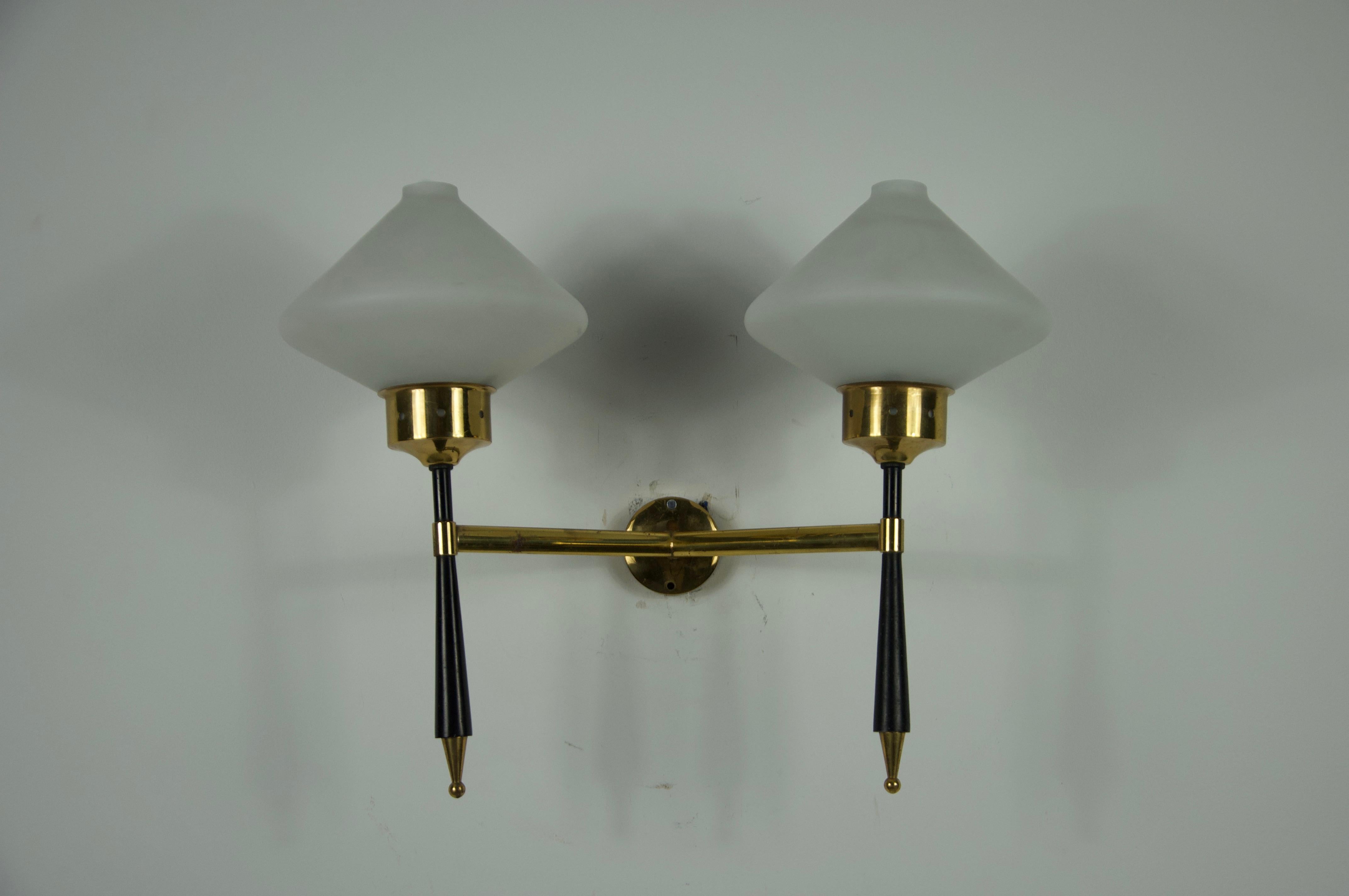 Mid-Century moderno Lampada da parete in ottone e opalina di Stilnovo, Italia, anni '60 in vendita