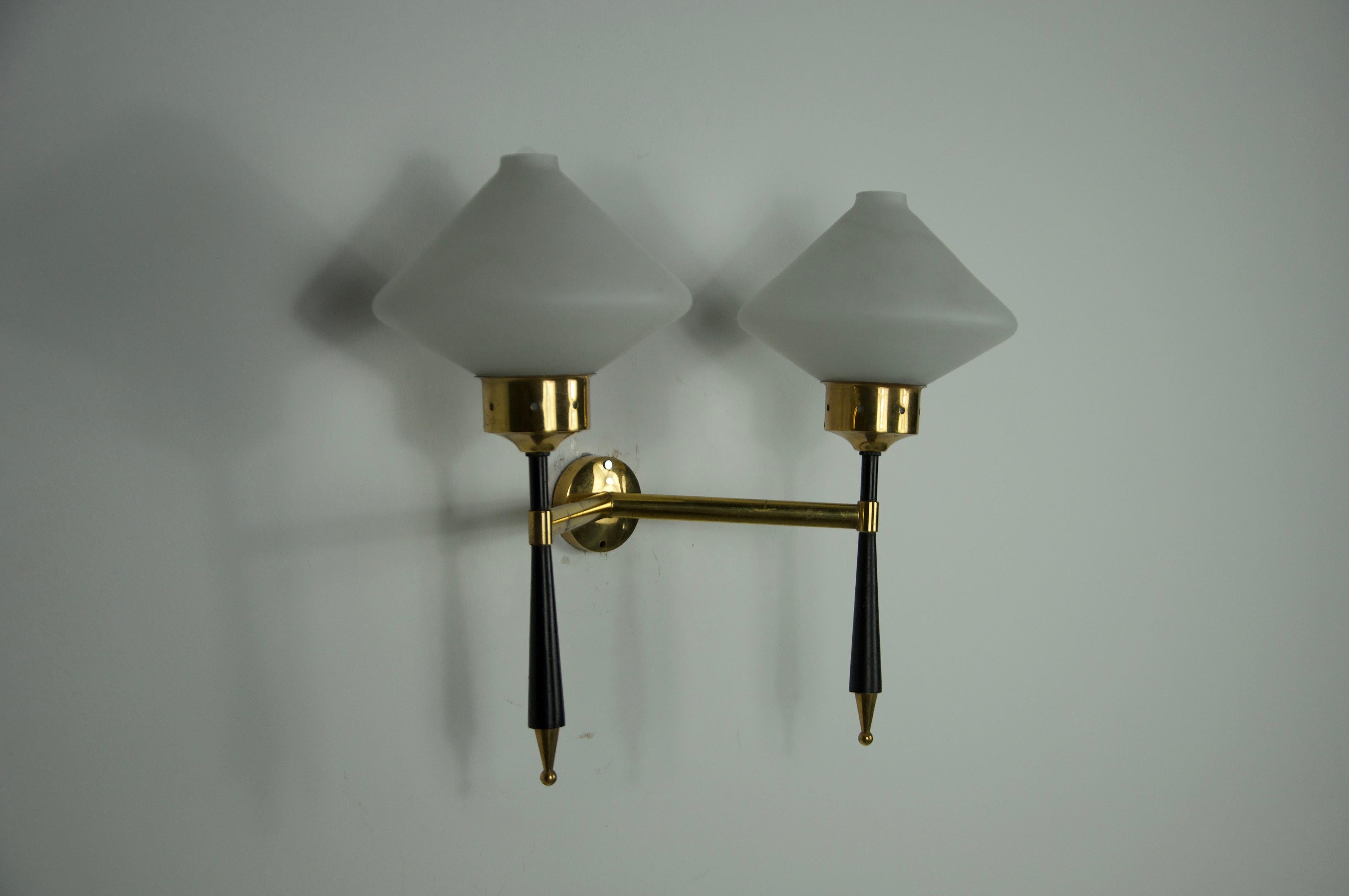 Lampada da parete in ottone e opalina di Stilnovo, Italia, anni '60 In condizioni buone in vendita a Hagenbach, DE