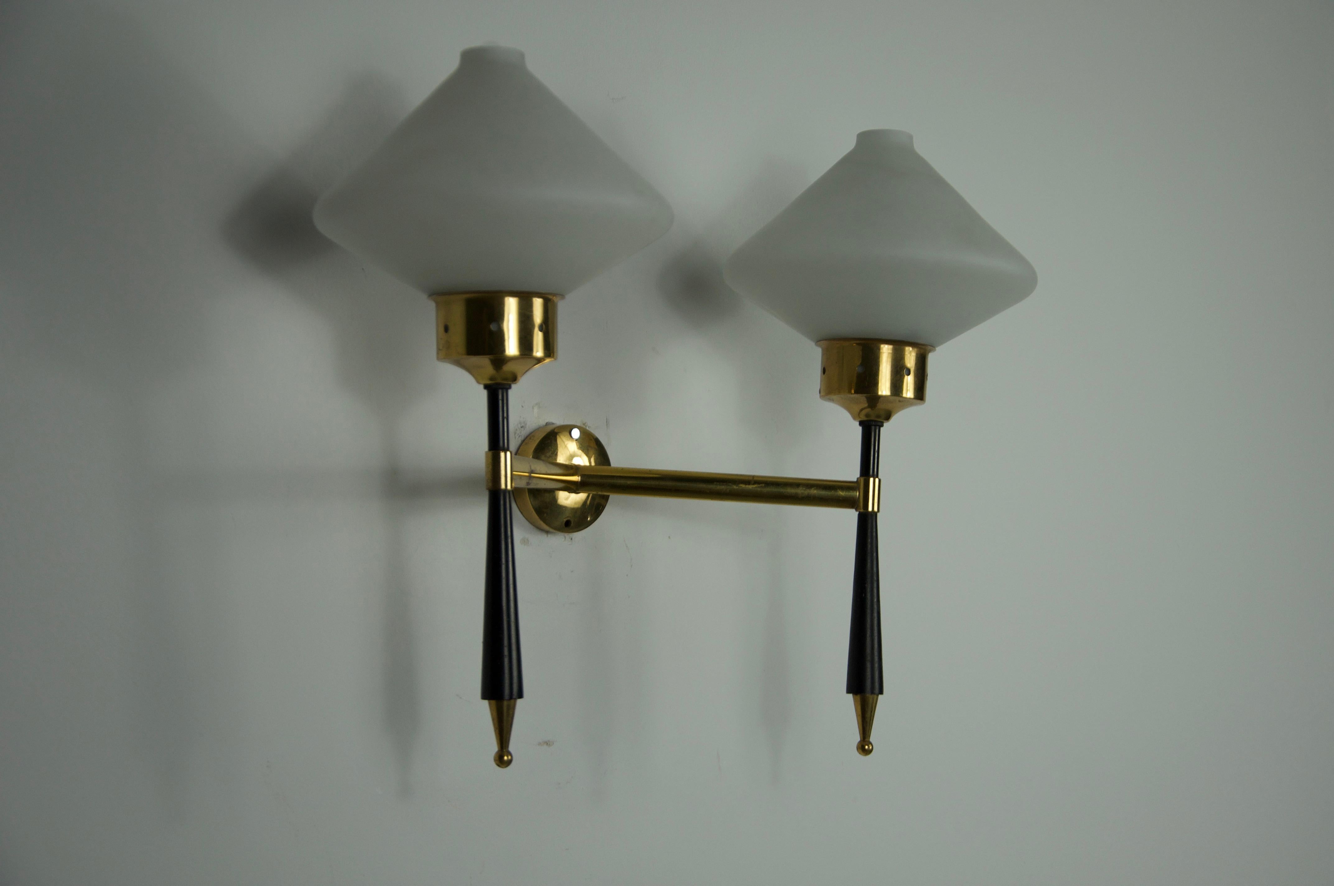 Metà XX secolo Lampada da parete in ottone e opalina di Stilnovo, Italia, anni '60 in vendita