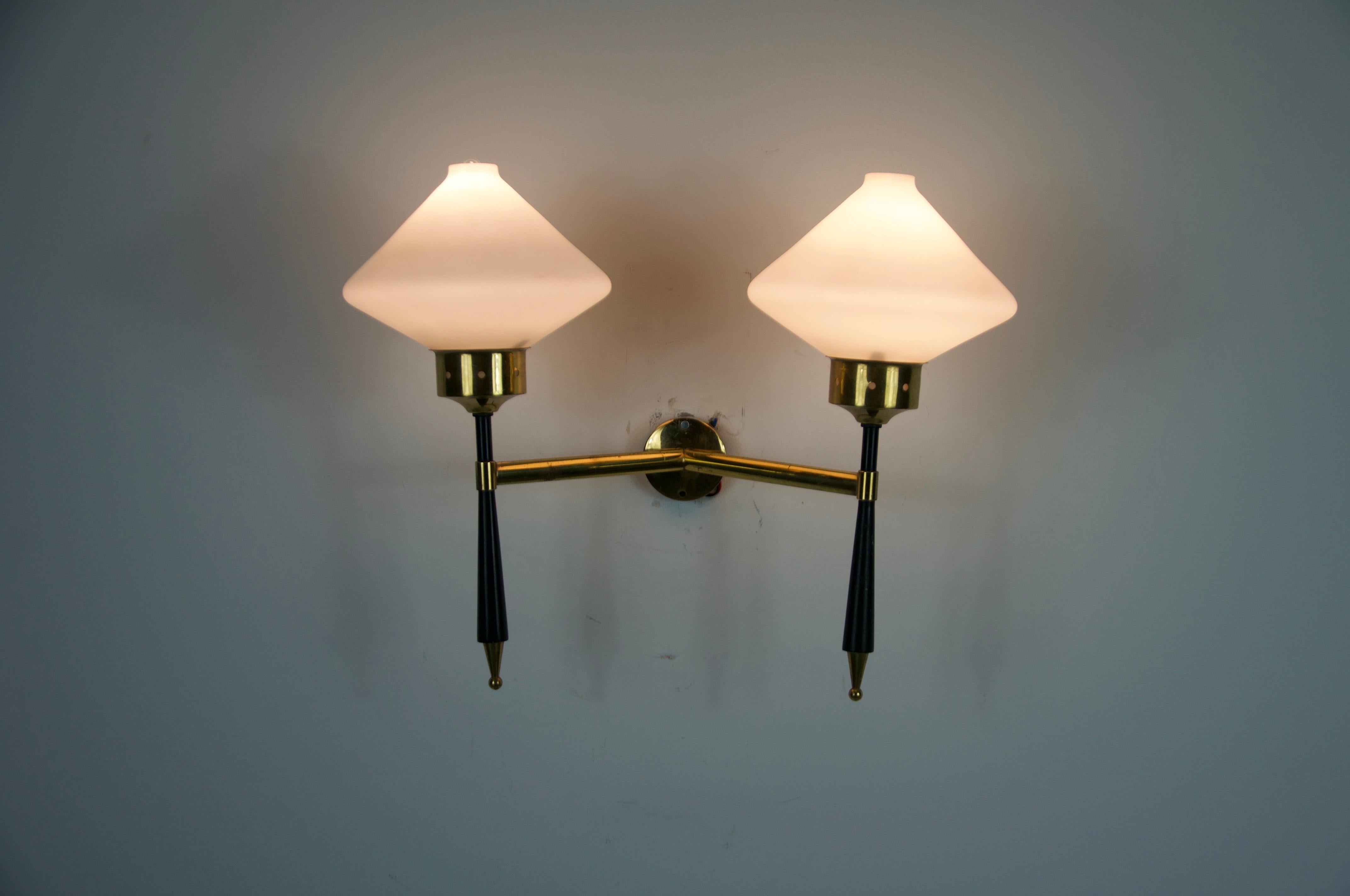 Lampada da parete in ottone e opalina di Stilnovo, Italia, anni '60 in vendita 1