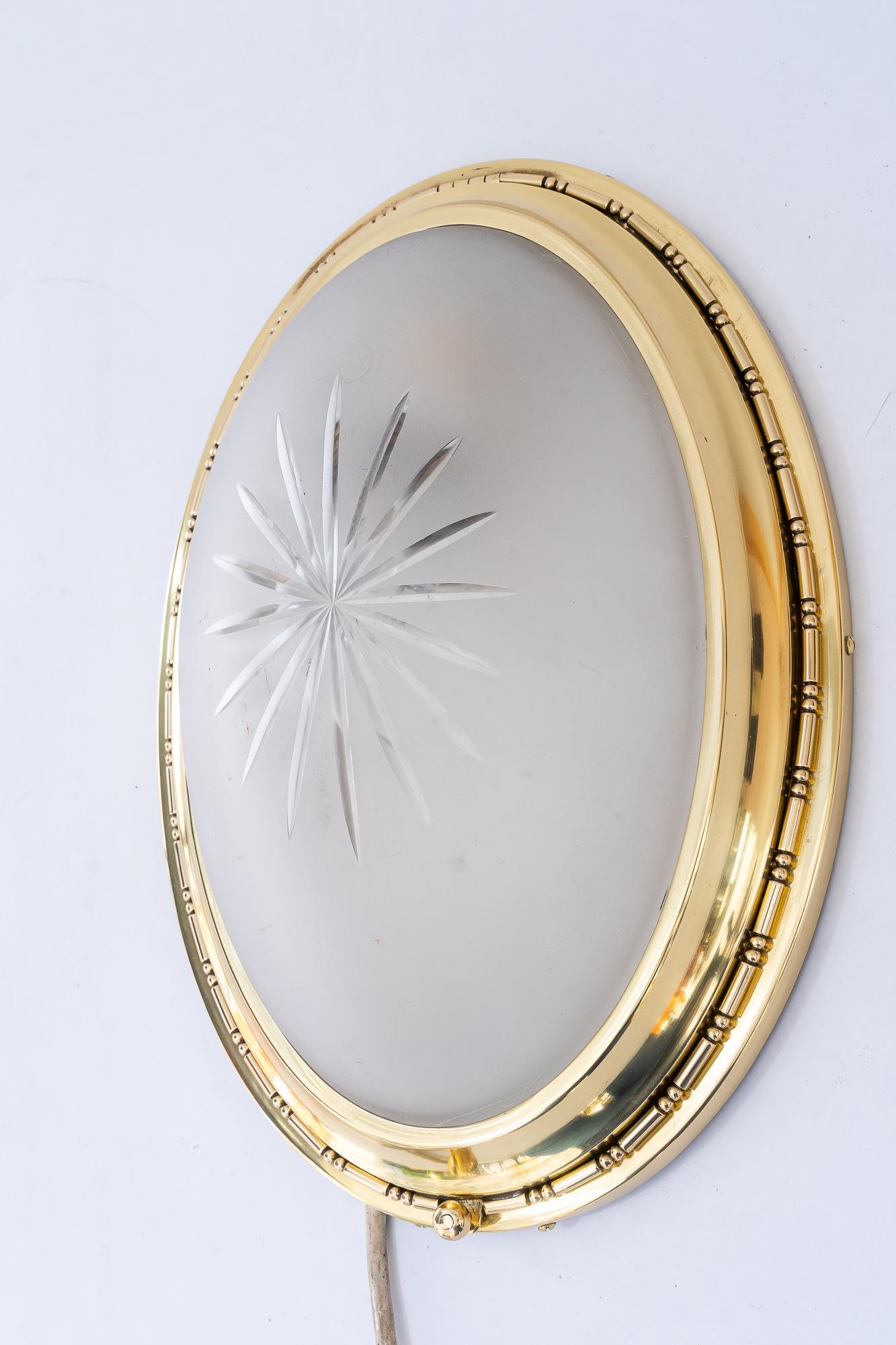 Plafonnier ou applique murale en laiton et verre taillé original vienne vers 1920
Laiton poli et émaillé au four
Verre taillé original et antique