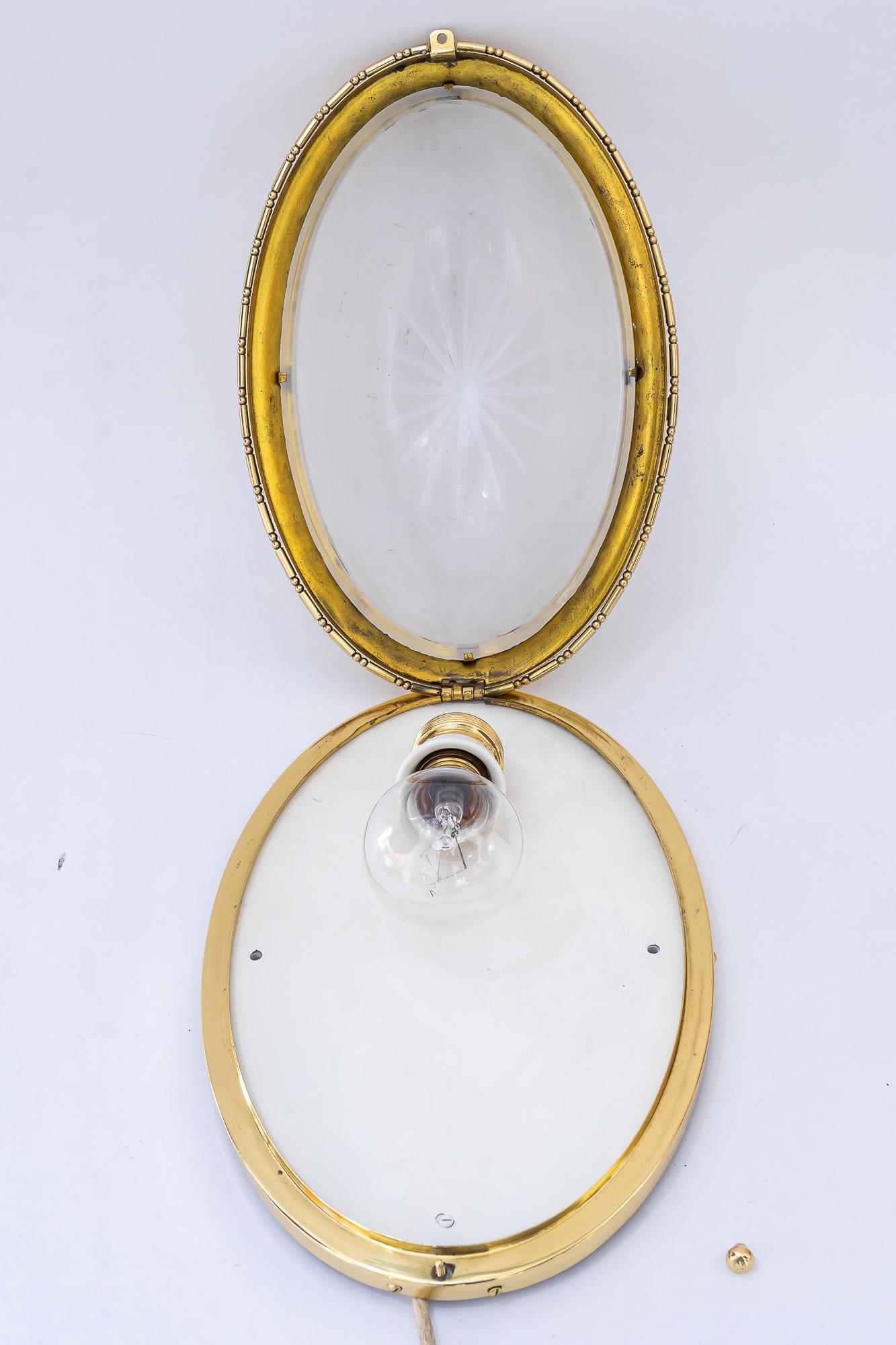 Laqué Plafonnier ou applique murale en laiton et verre taillé original vienne vers 1920 en vente