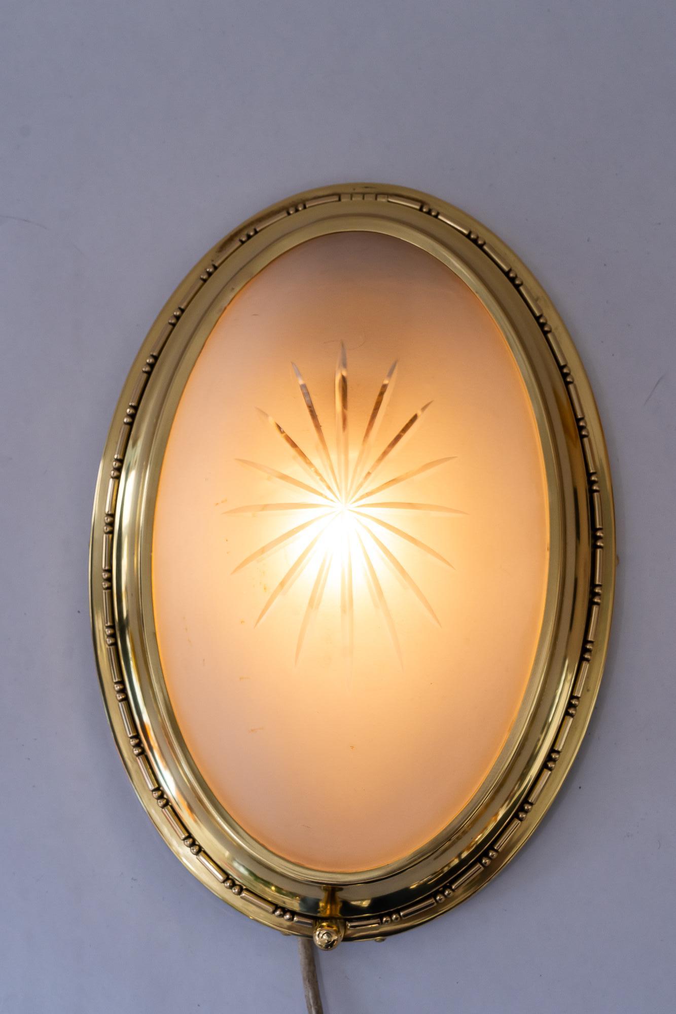 Laiton Plafonnier ou applique murale en laiton et verre taillé original vienne vers 1920 en vente