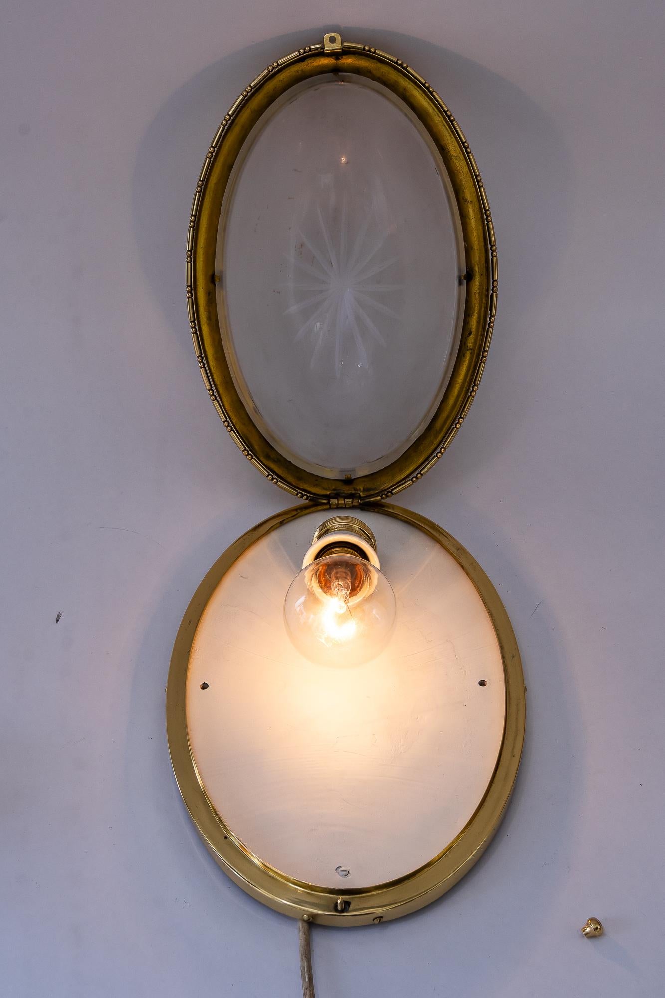 Plafonnier ou applique murale en laiton et verre taillé original vienne vers 1920 en vente 1