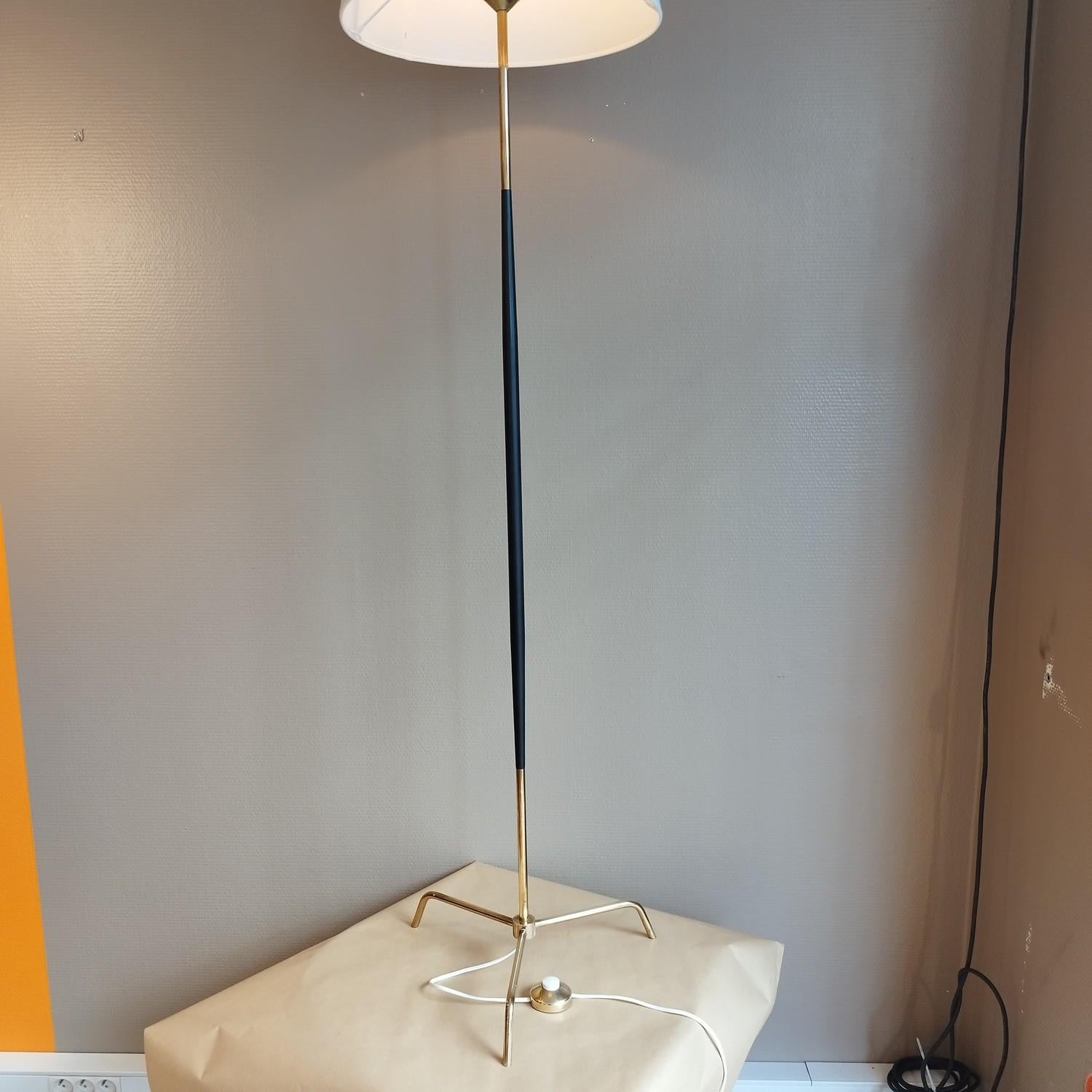Brass and painted metal floor lamp In Good Condition For Sale In NANTES, FR