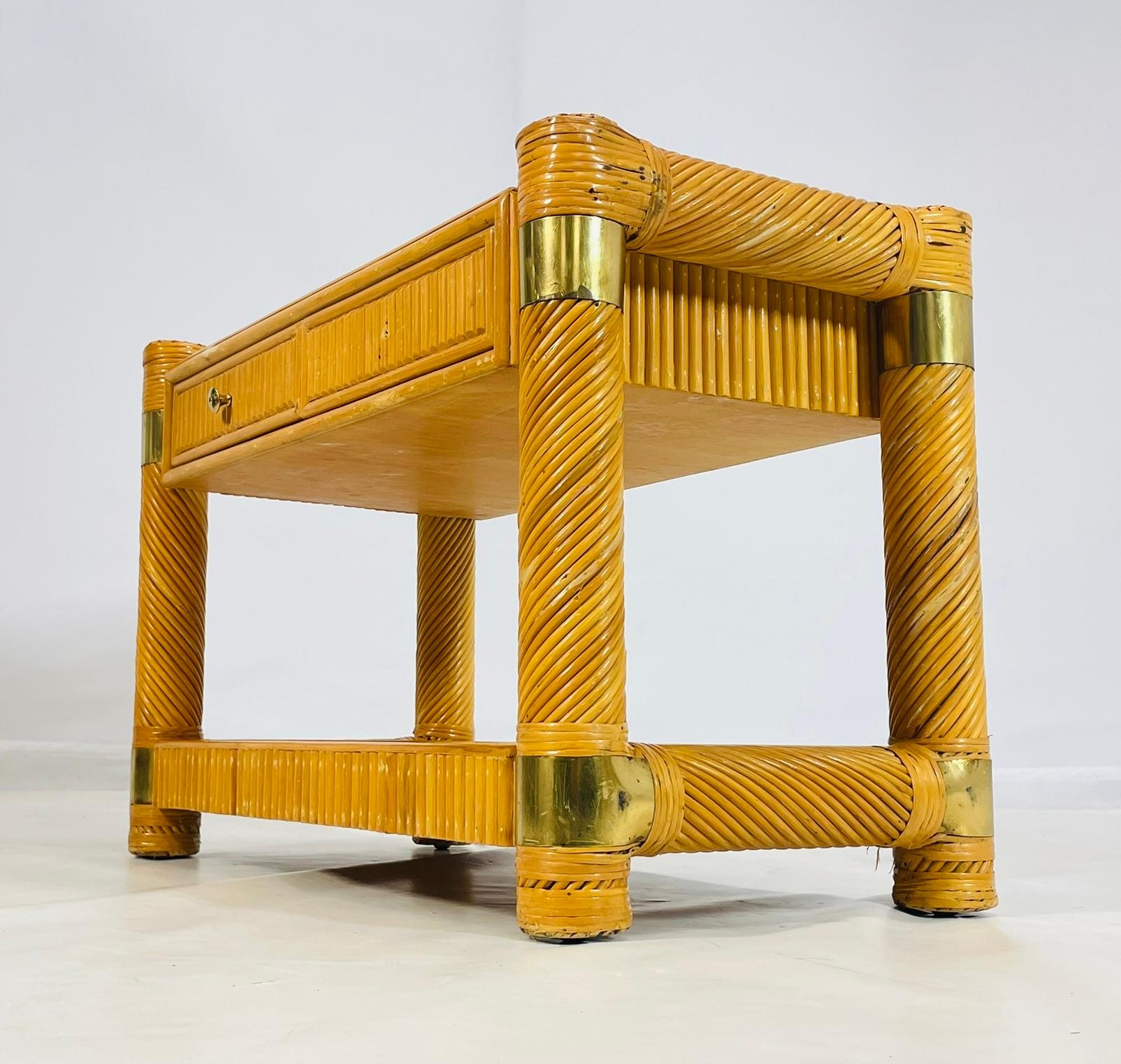 Mid-Century Modern Table console en laiton et roseau crayon d'après Karl Springer en vente