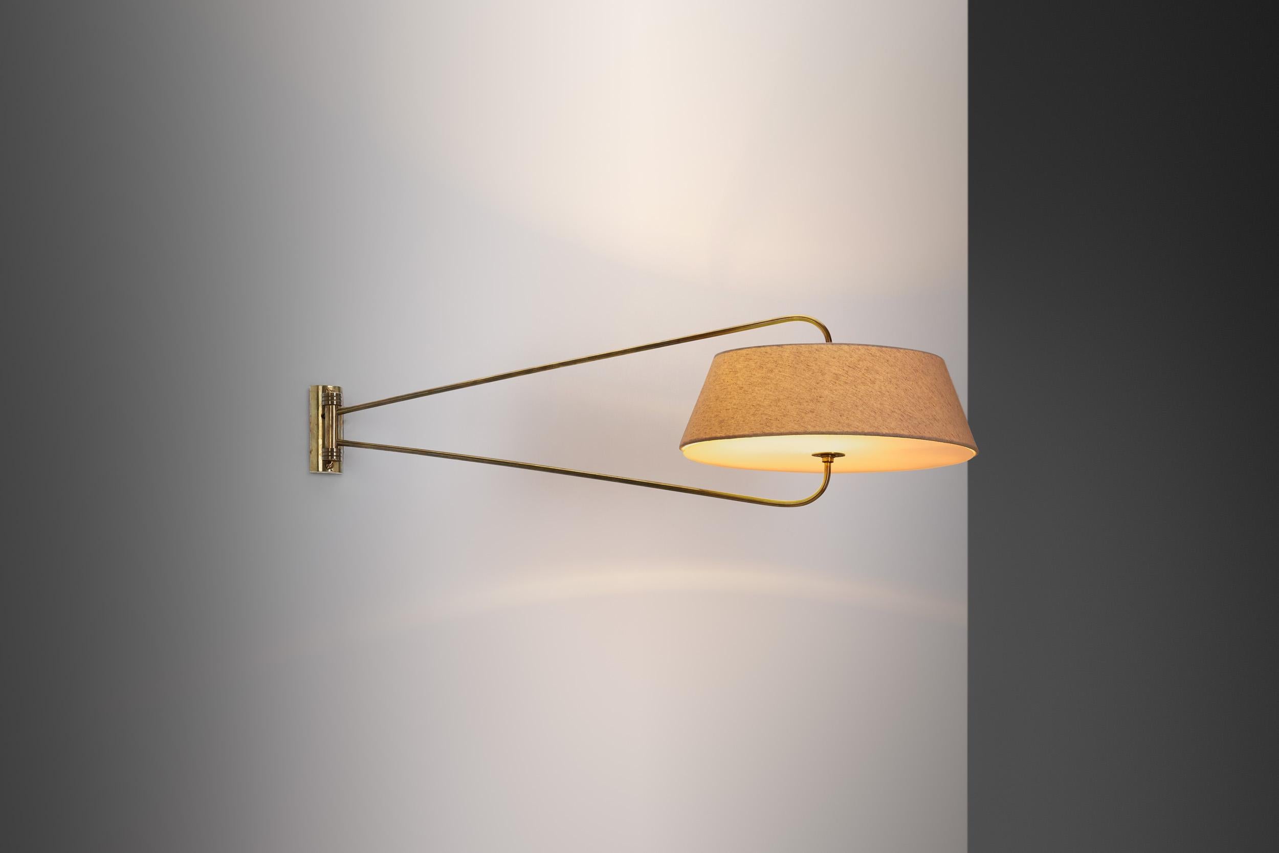 The best qualities of European mid-century designers’ light fixtures are most often their atmospheric light and disciplined, functionalist execution, perfected by the inclusion of unique design elements. Exemplified by this wall lamp, these