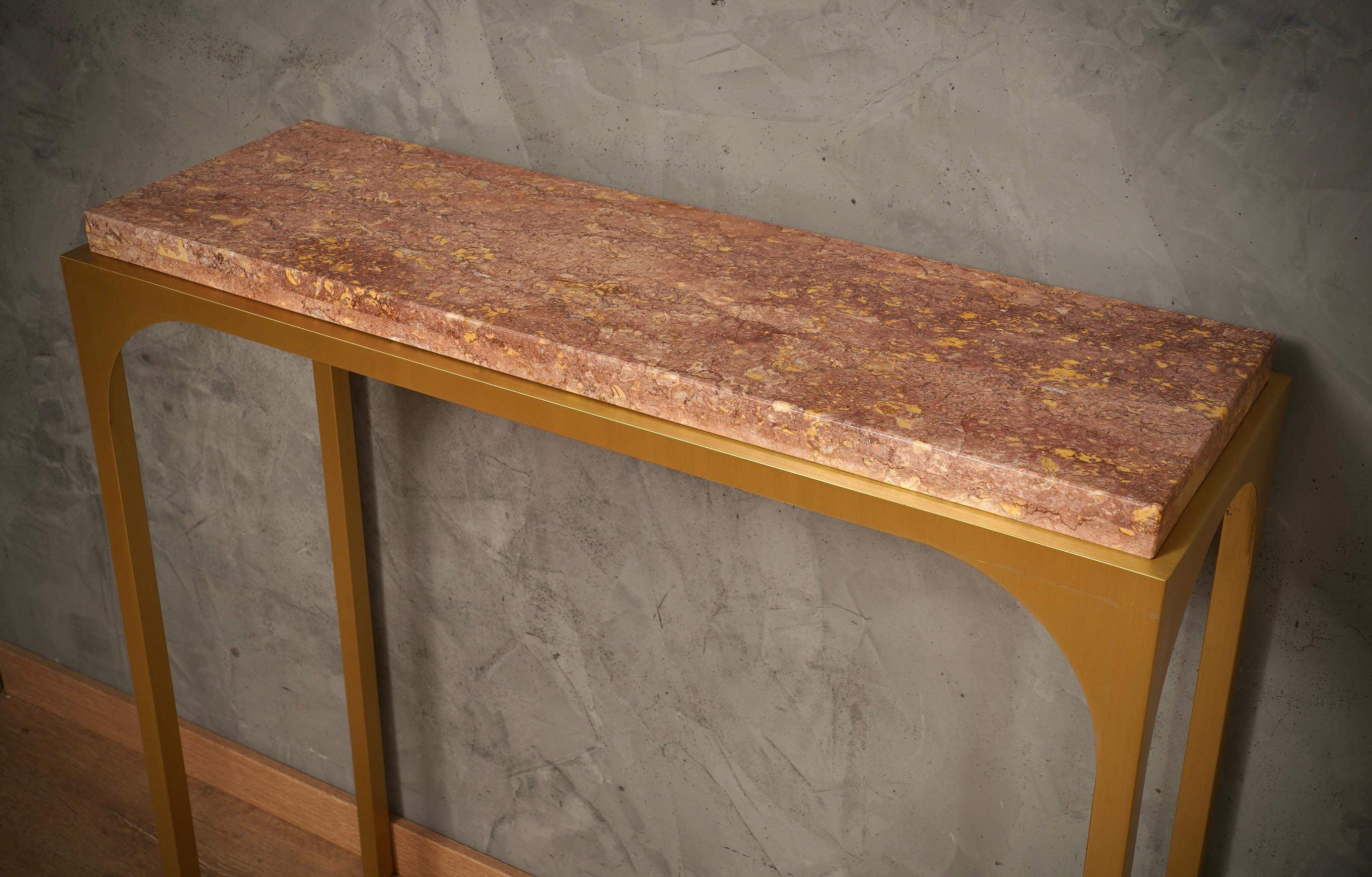 Italiano Tavolo consolle in ottone e marmo rosa, 2000 in vendita