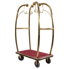 Chariots de bagages d'hôtel laiton et tapis rouge