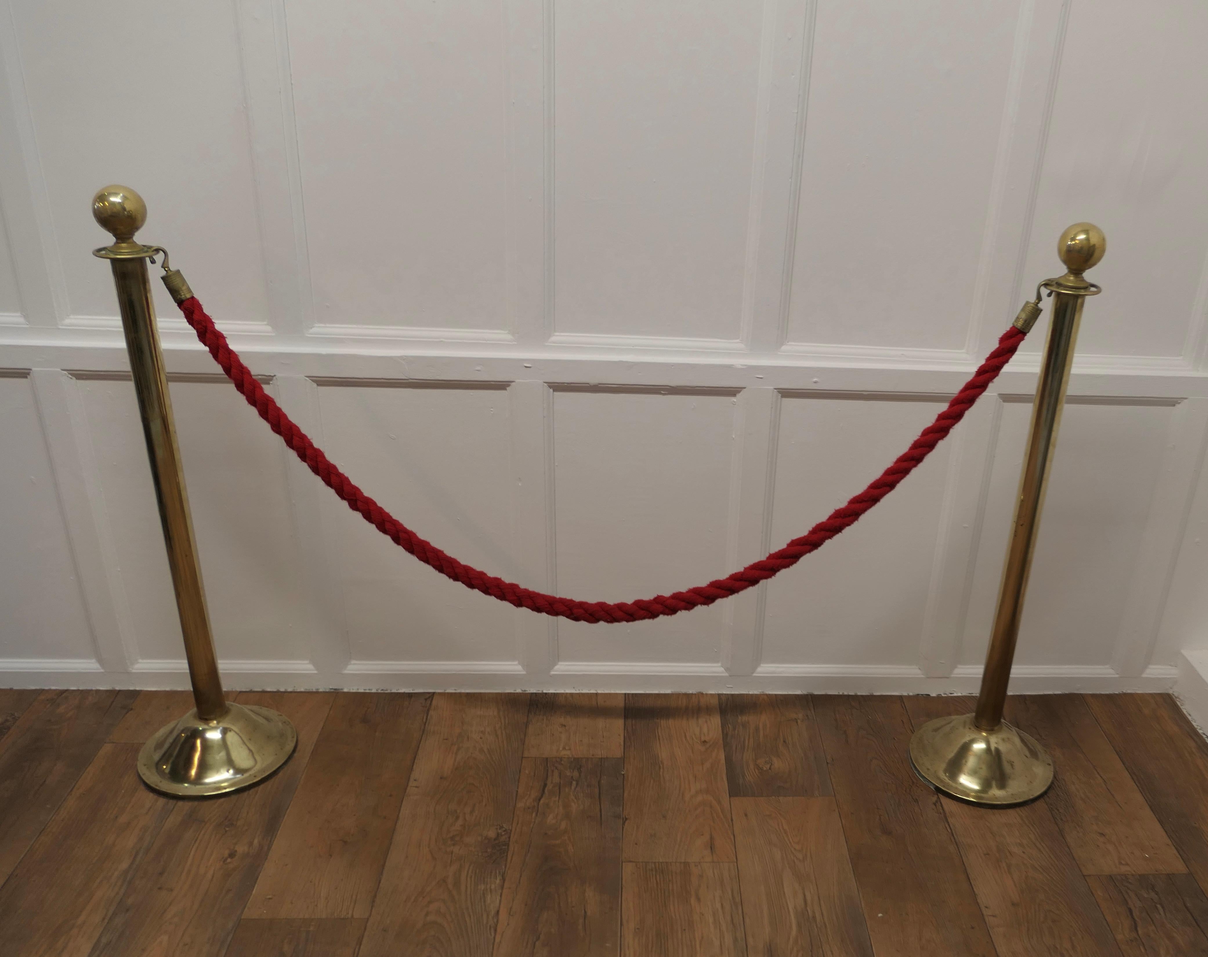 Barriera in ottone e corda rossa 

Un pezzo utile proveniente da un vecchio teatro, la barriera è costituita da due colonne di ottone con una corda rossa che le unisce.

I pali hanno un'altezza di 42