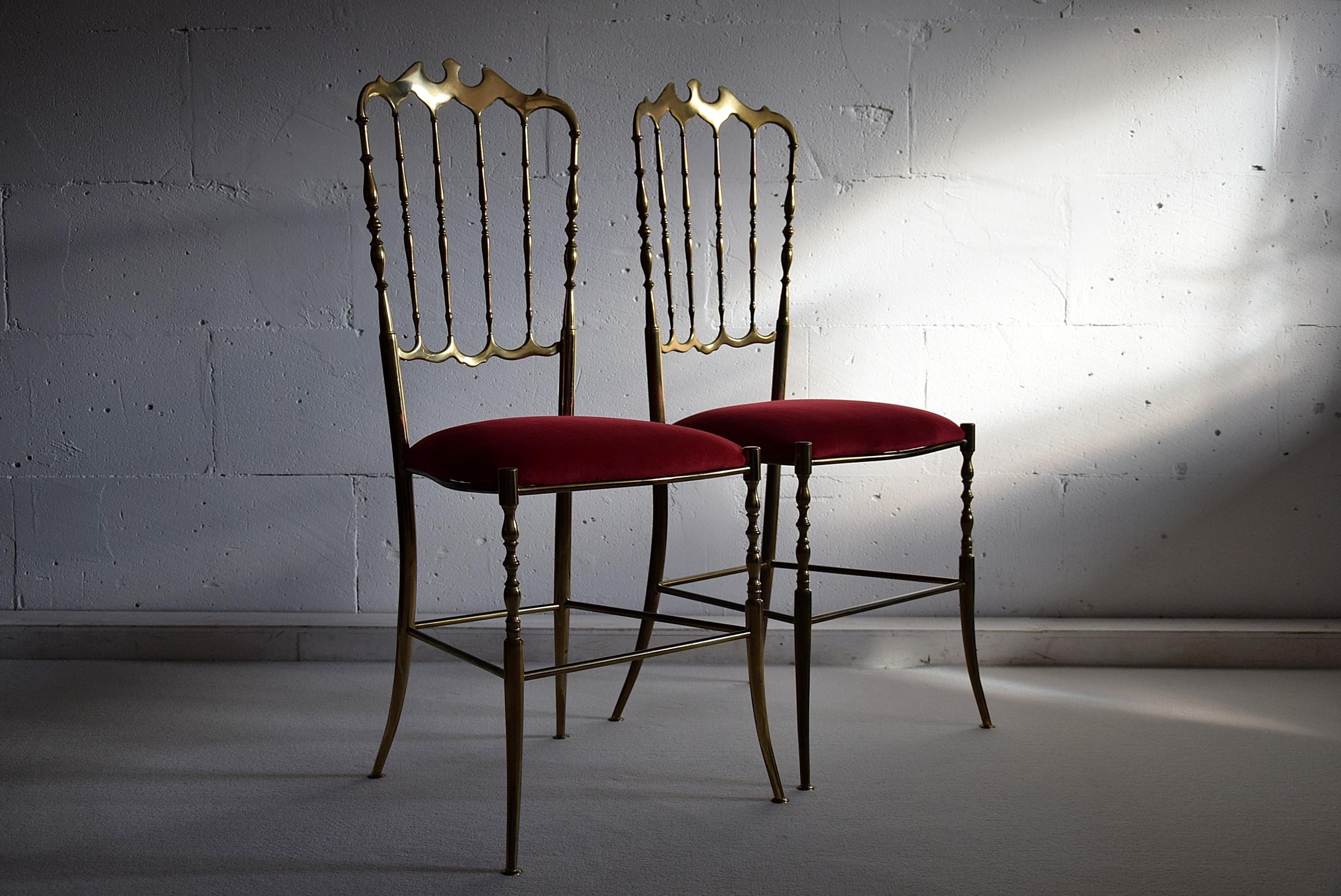 Chiavari-Stühle aus Messing und rotem Samt aus der Mitte des Jahrhunderts, hergestellt in Chiavari Italien in den 1950er Jahren.
Beide Stühle sind in hervorragendem Vintage-Zustand und wurden mit wunderschönem rotem Samt neu gepolstert.

Die