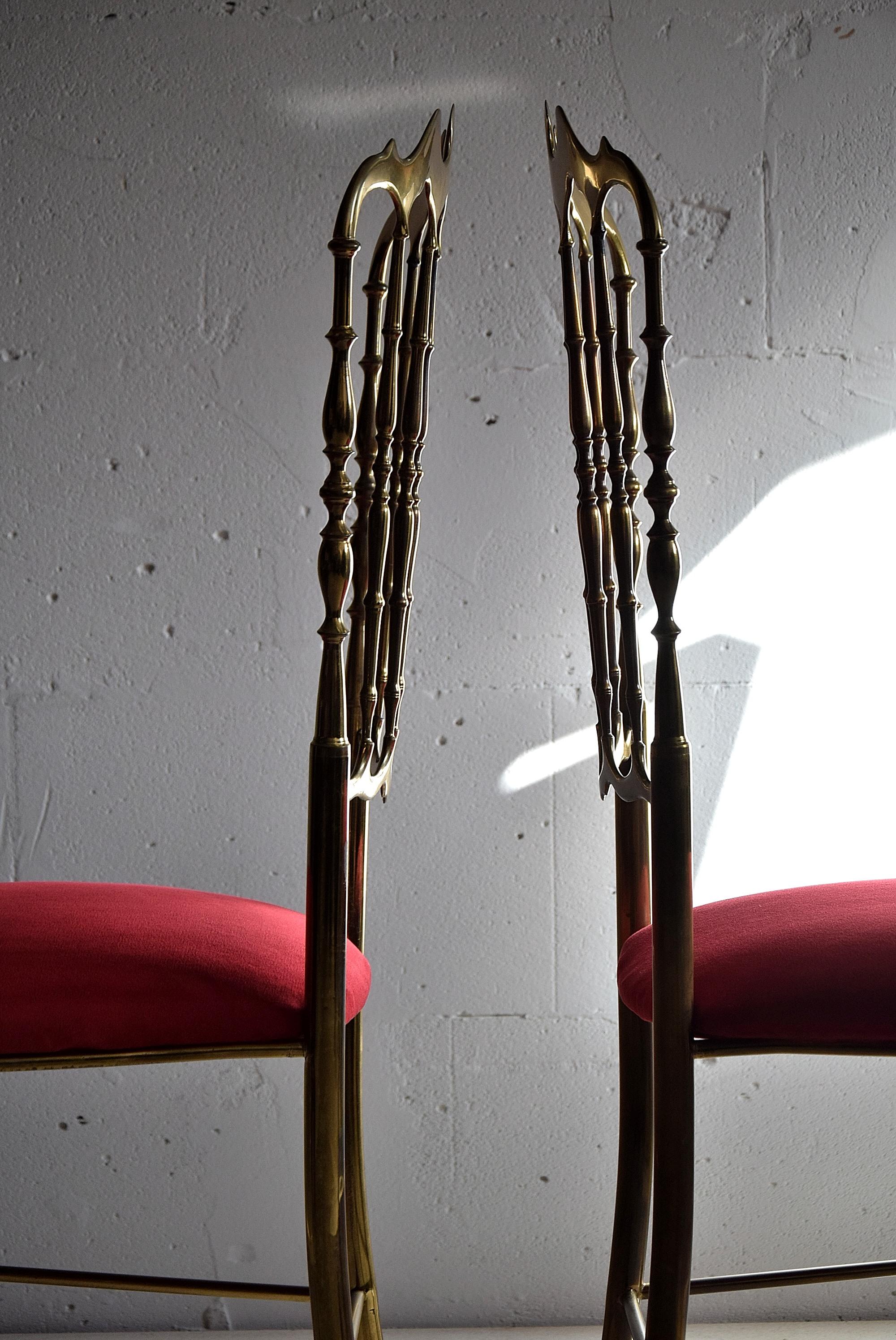 Chiavari-Stühle aus Messing und rotem Samt aus der Mitte des Jahrhunderts im Angebot 3