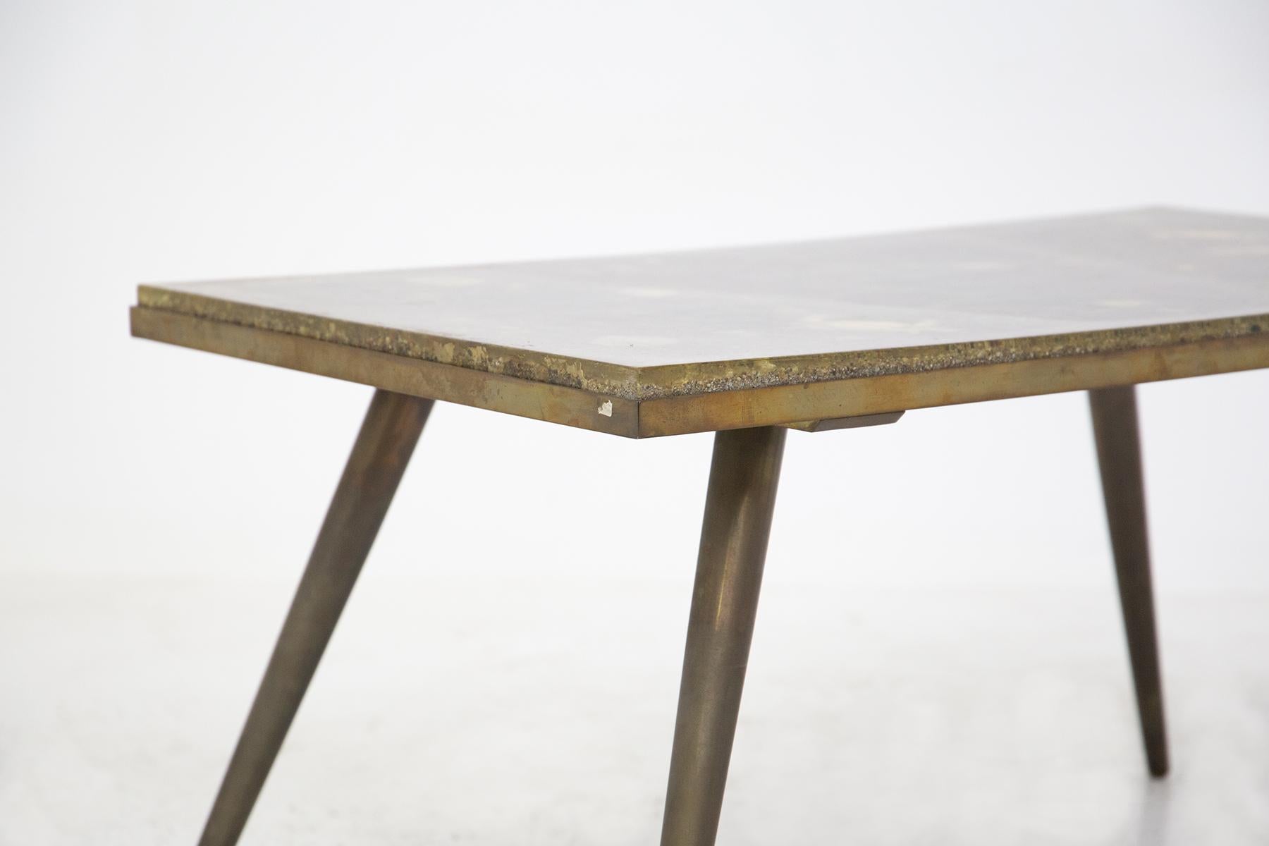 Table basse vintage en laiton et résine avec fossiles marins Bon état - En vente à Milano, IT