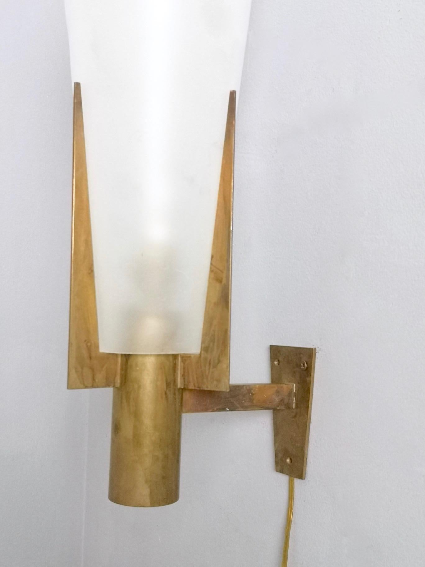 Vintage Brass and Satin Glass Conical Wall Sconce by Stilnovo Model 2021, Italy In Good Condition In Bresso, Lombardy